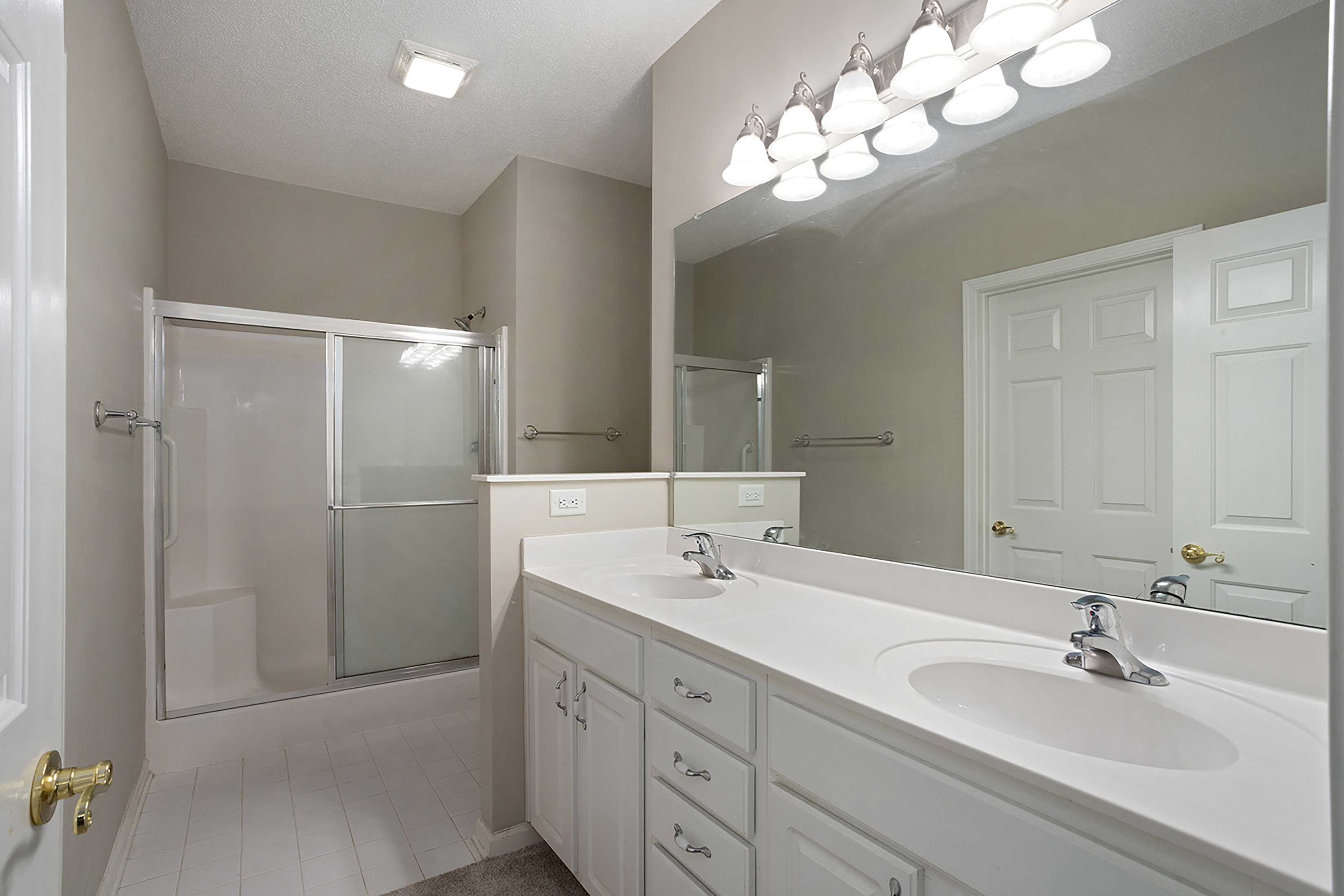  Enjoy Easy Living at Lora