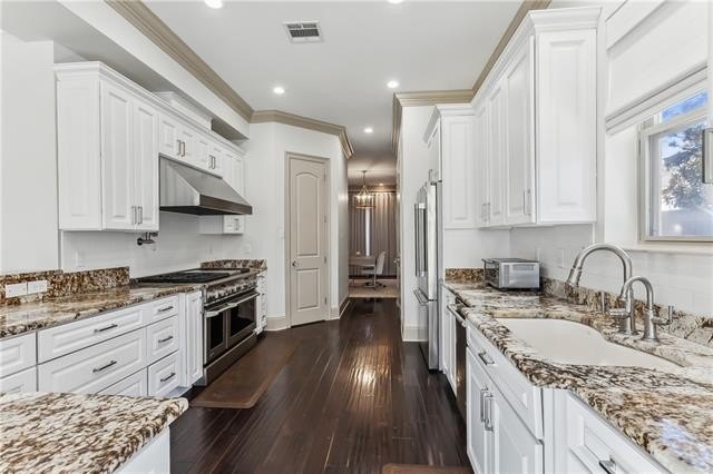 Metairie, Louisiana, 70005, United States, 4 Bedrooms Bedrooms, ,4 BathroomsBathrooms,Residential,For Sale,1978358