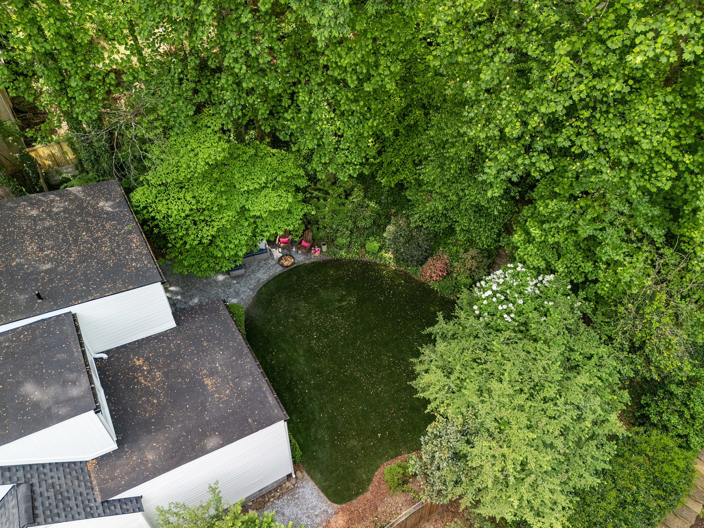  Perfectly Positioned on a Flat and Picturesque Lot - 物件實景