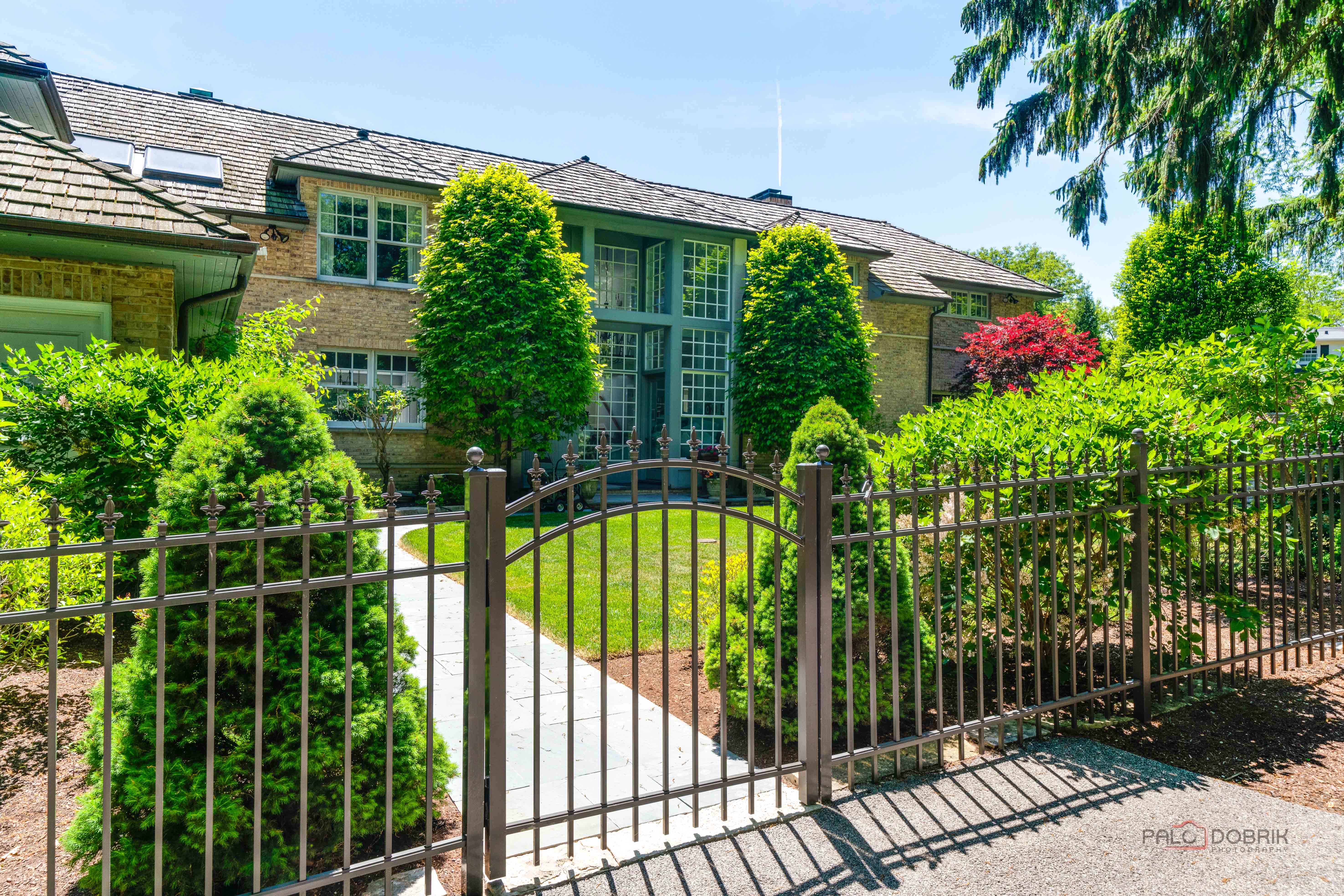  Timeless Architecture, Exceptional Privacy, and Beautifully Landscaped Grounds - 物件實景
