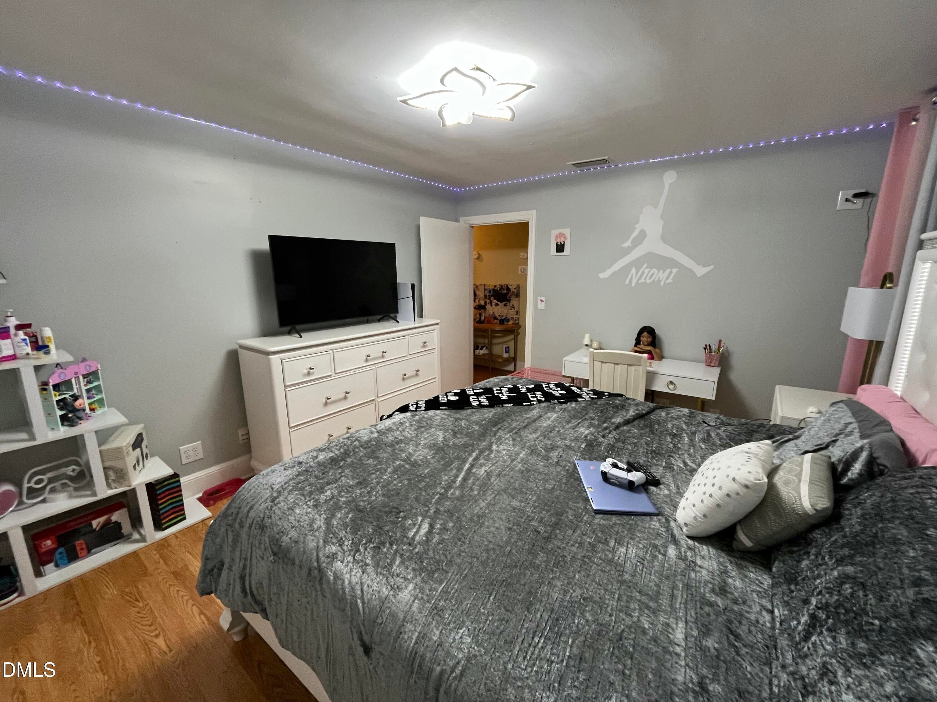 Burlington, North Carolina, 27215, United States, 6 Bedrooms Bedrooms, ,5 BathroomsBathrooms,Residential,For Sale,1999831