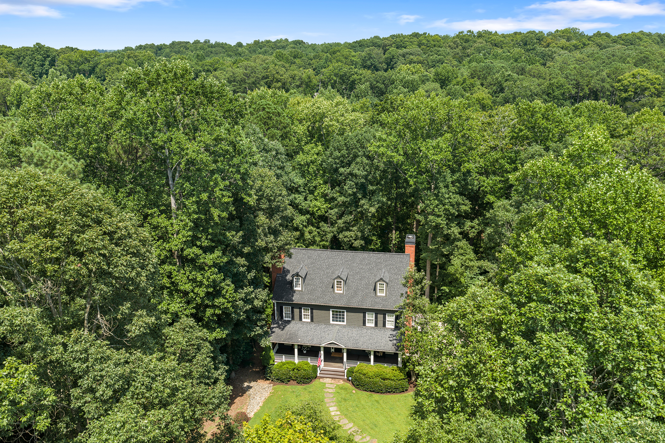  Home Offers a Serene, Wooded Escape Without Giving Up an Inch of Convenience - 物件實景