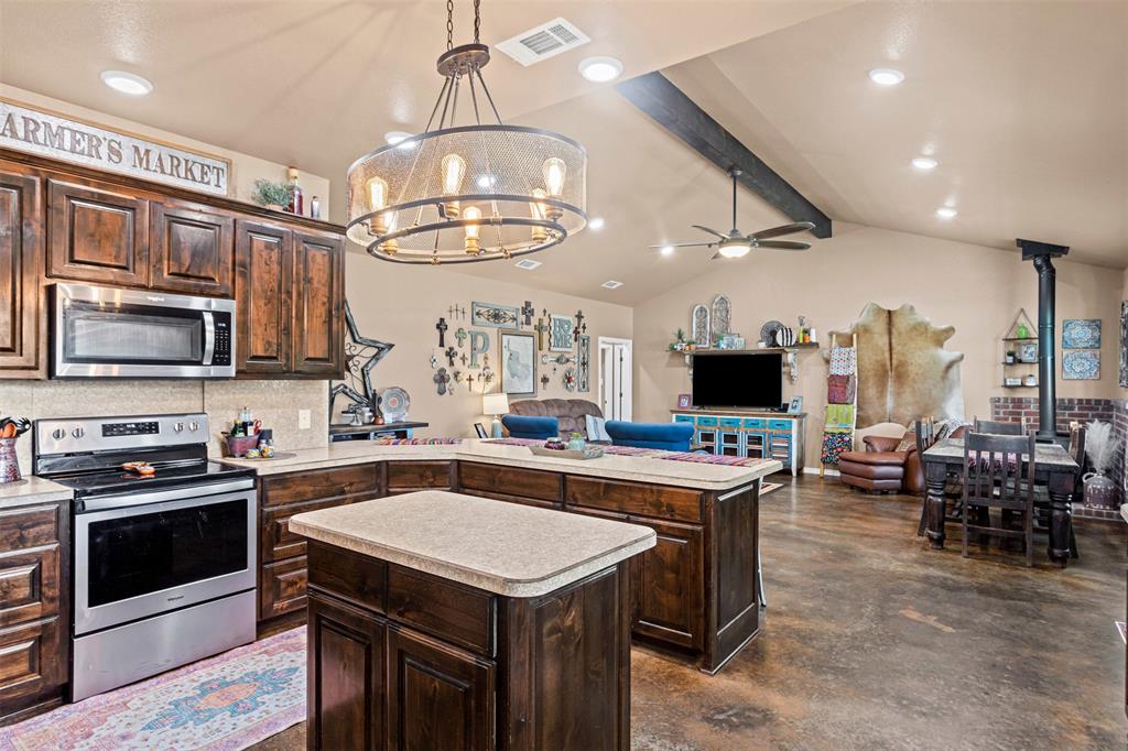 Covington, Texas, 76636, United States, 4 Bedrooms Bedrooms, ,2 BathroomsBathrooms,Residential,For Sale,1847211