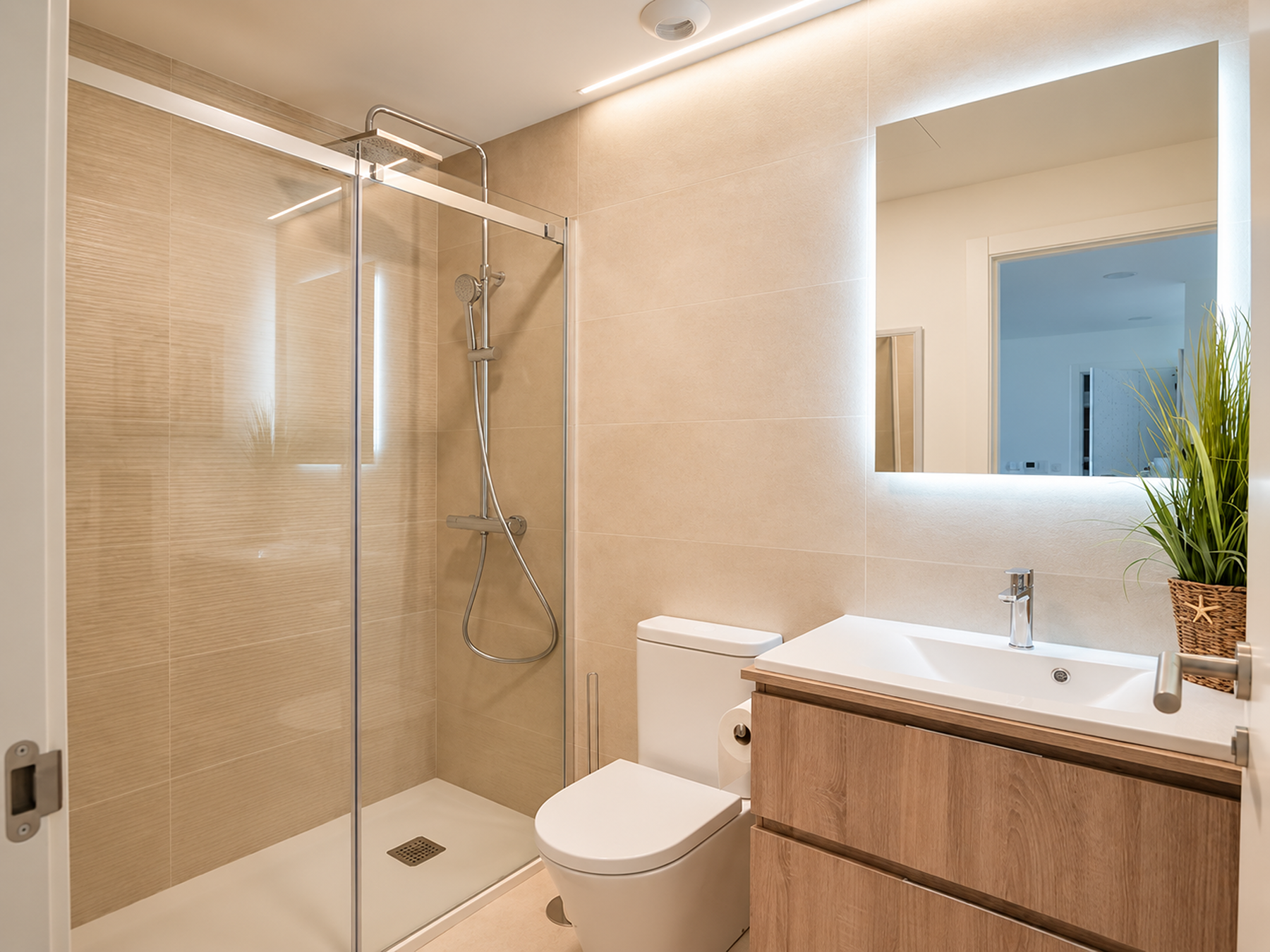  Contemporary ground-floor apartment with generous garden and sea views - 物件實景