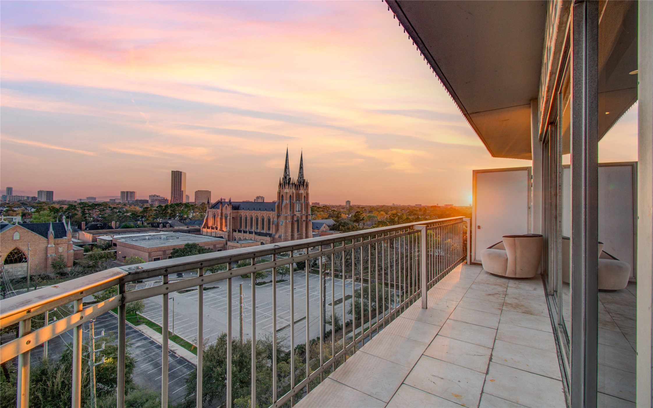  5050 Woodway Drive #8N - 物件實景