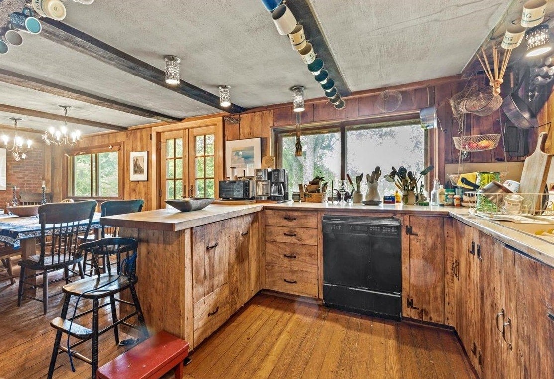 Morristown, Vermont, 05661, United States, 9 Bedrooms Bedrooms, ,4 BathroomsBathrooms,Residential,For Sale,1896052