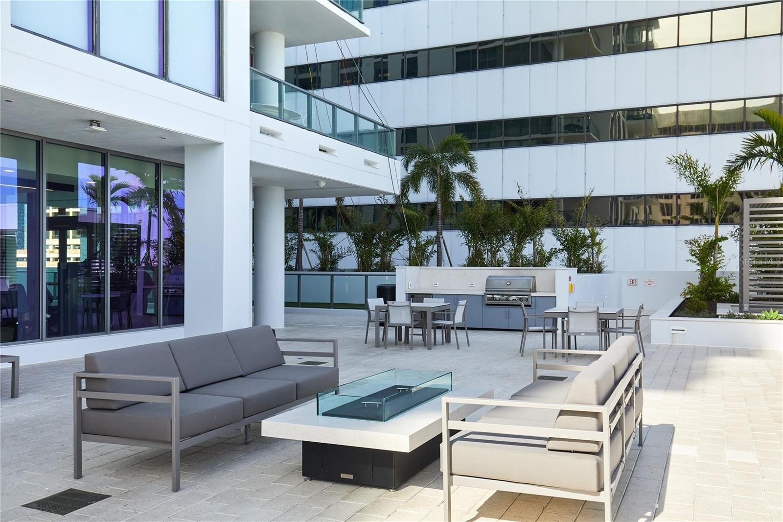 ST PETERSBURG, Florida, 33701, United States, 2 Bedrooms Bedrooms, ,3 BathroomsBathrooms,Residential,For Sale,1981835