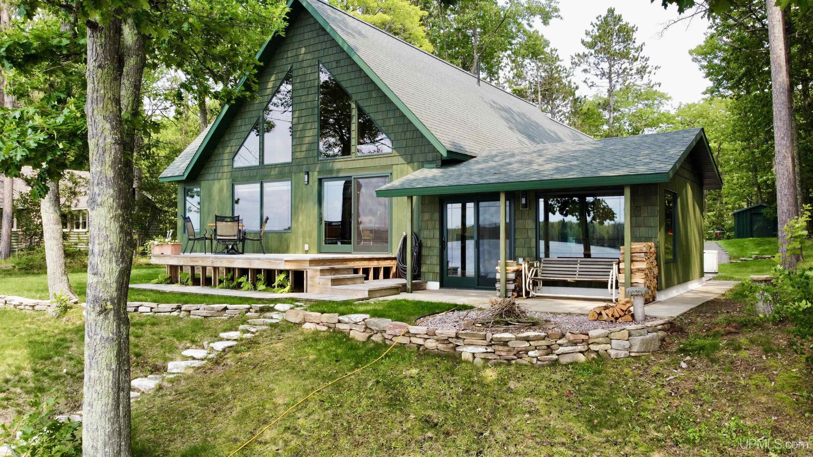 Marquette, Michigan, 49855, United States, 2 Bedrooms Bedrooms, ,4 BathroomsBathrooms,Residential,For Sale,1892873