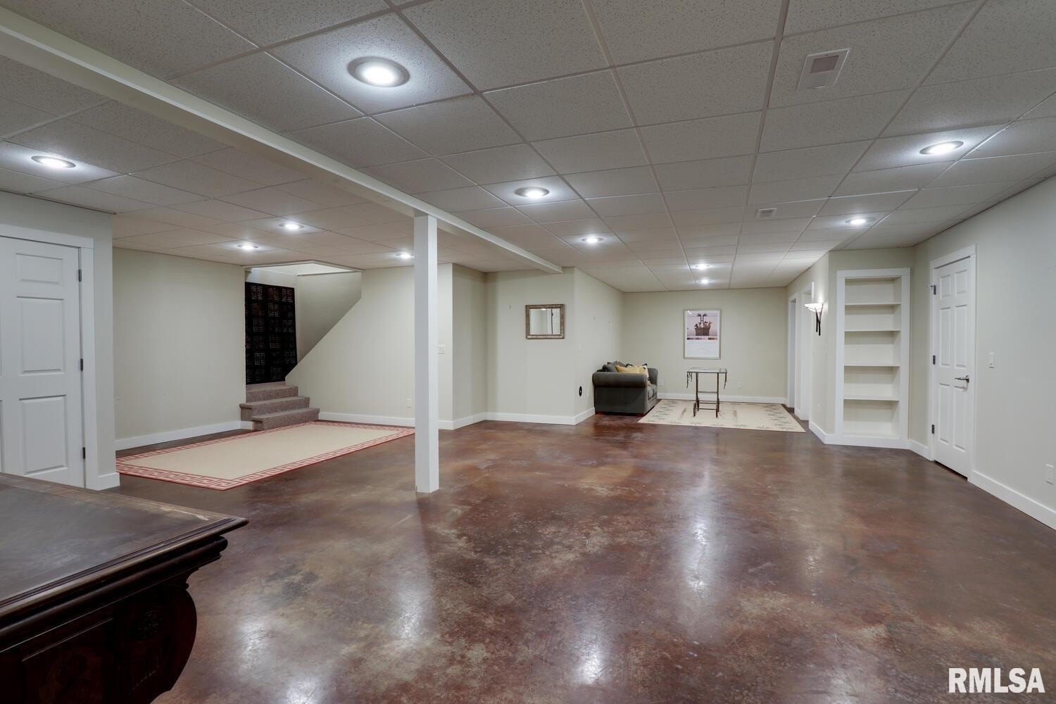 Macomb, Illinois, 61455, United States, 5 Bedrooms Bedrooms, ,5 BathroomsBathrooms,Residential,For Sale,1915760