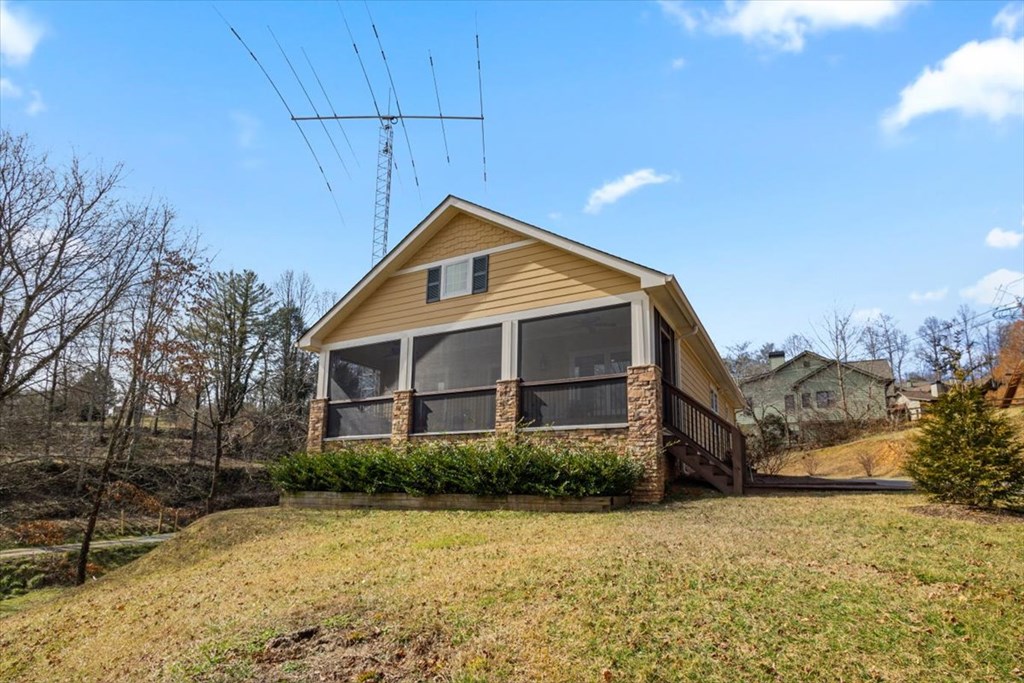 Blue Ridge, Georgia, 30513, United States, 3 Bedrooms Bedrooms, ,2 BathroomsBathrooms,Residential,For Sale,1979070