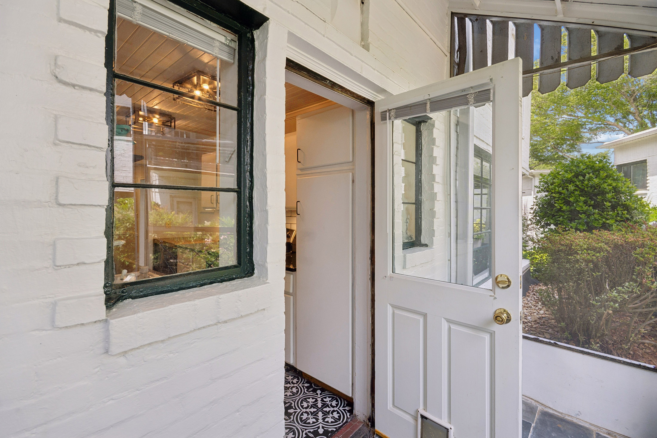  Stunning Mid-century End Unit in a Fantastic Location - 物件實景