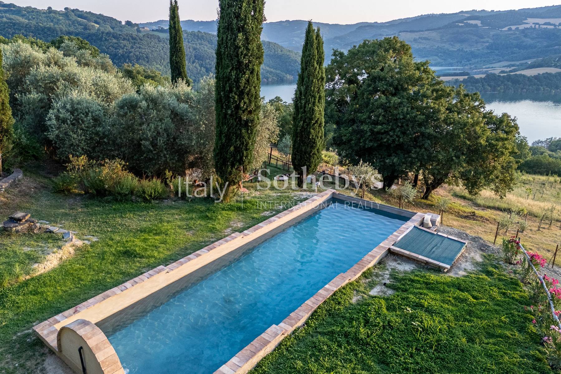  Stunning lake view historic renovated farmhouse with pool - 物件實景