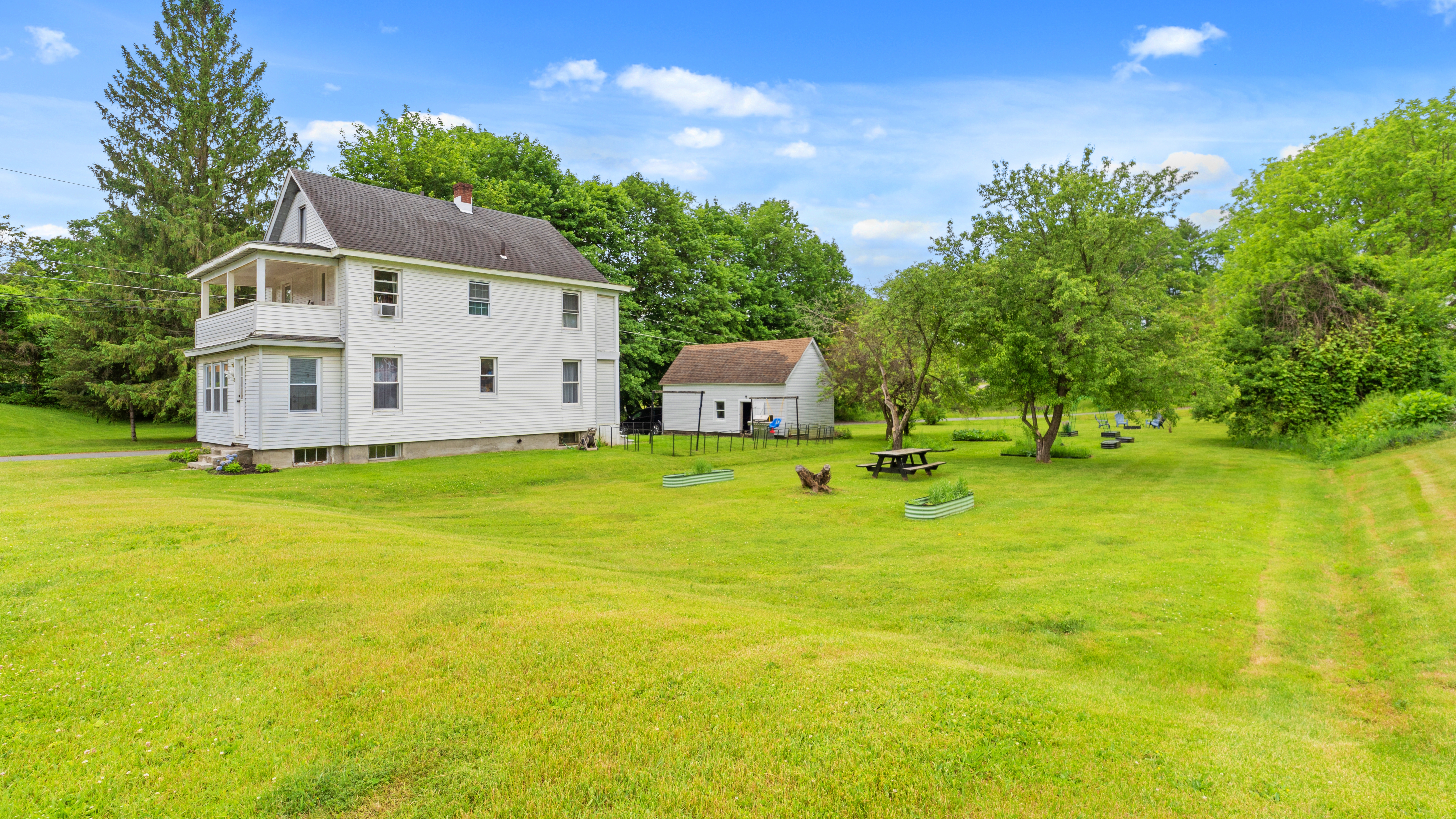  Classic New England Farmhouse with Exceptional Yard - 物件實景
