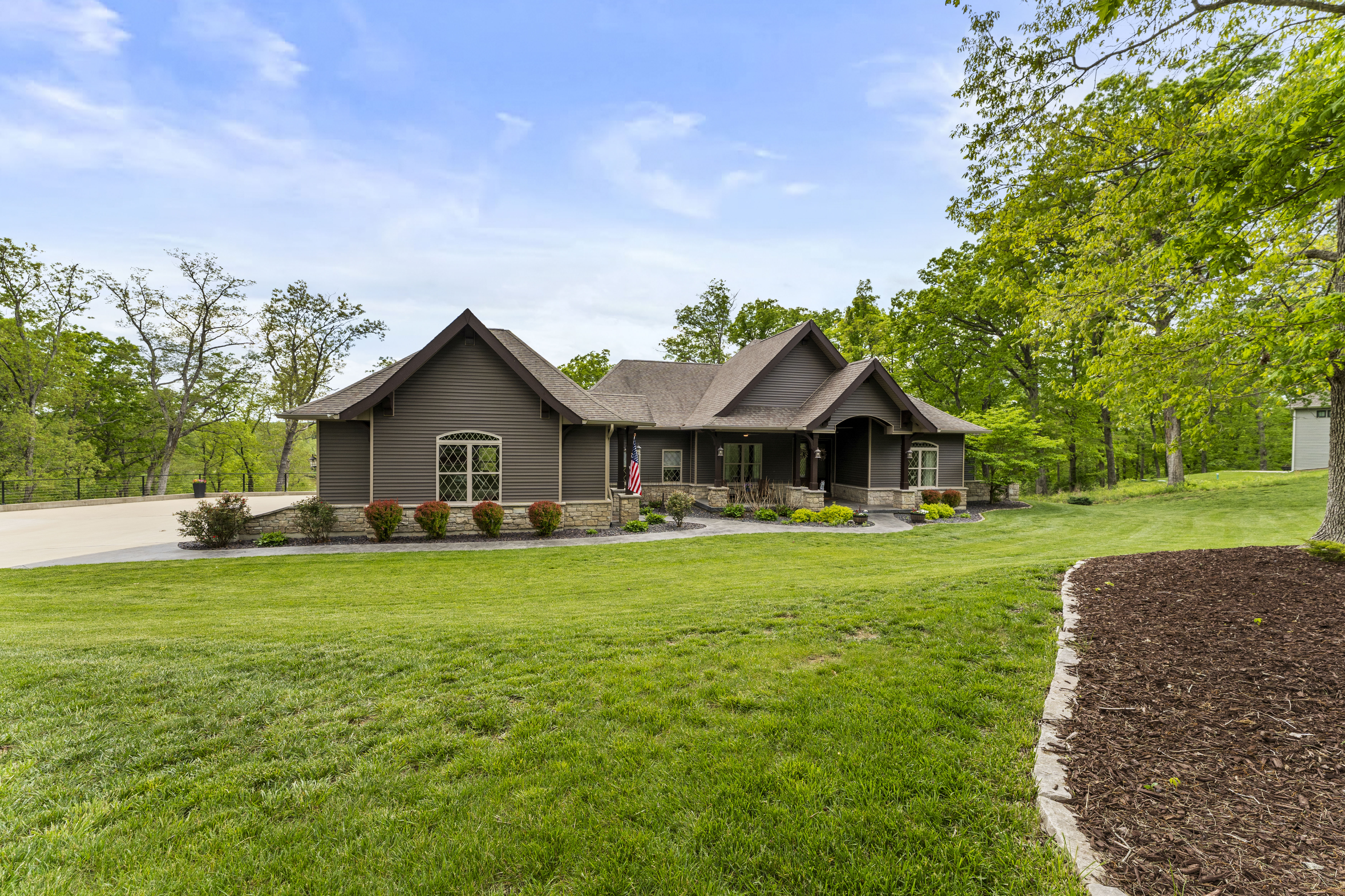  Discover unmatched luxury and versatility in this custom Craftsman-style estate - 物件實景