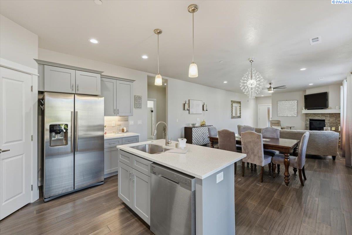 Richland, Washington, 99352, United States, 3 Bedrooms Bedrooms, ,2 BathroomsBathrooms,Residential,For Sale,1991630