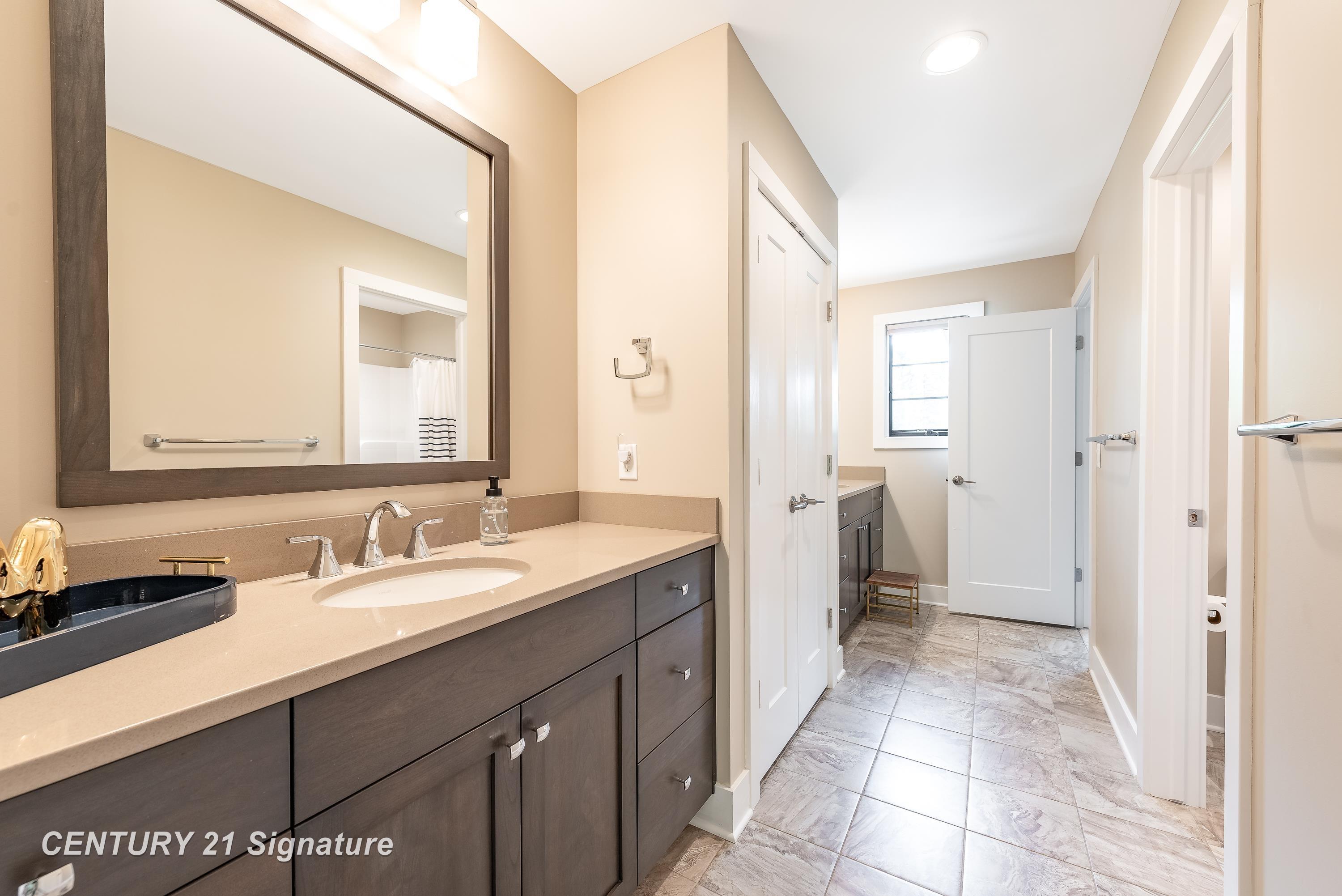 Midland, Michigan, 48642, United States, 4 Bedrooms Bedrooms, ,5 BathroomsBathrooms,Residential,For Sale,1975618