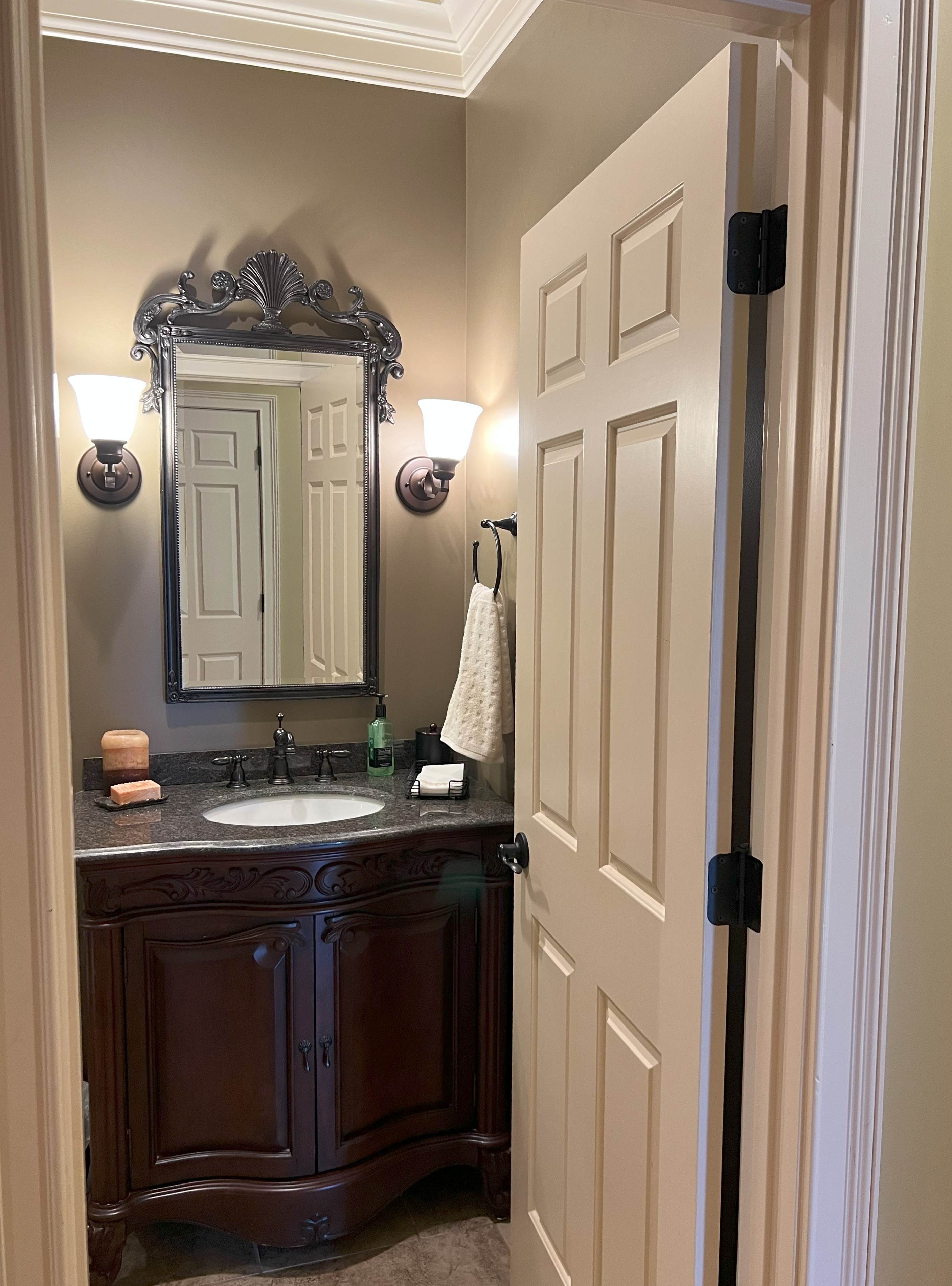 Frankfort, Kentucky, 40601, United States, 5 Bedrooms Bedrooms, ,4 BathroomsBathrooms,Residential,For Sale,1983551