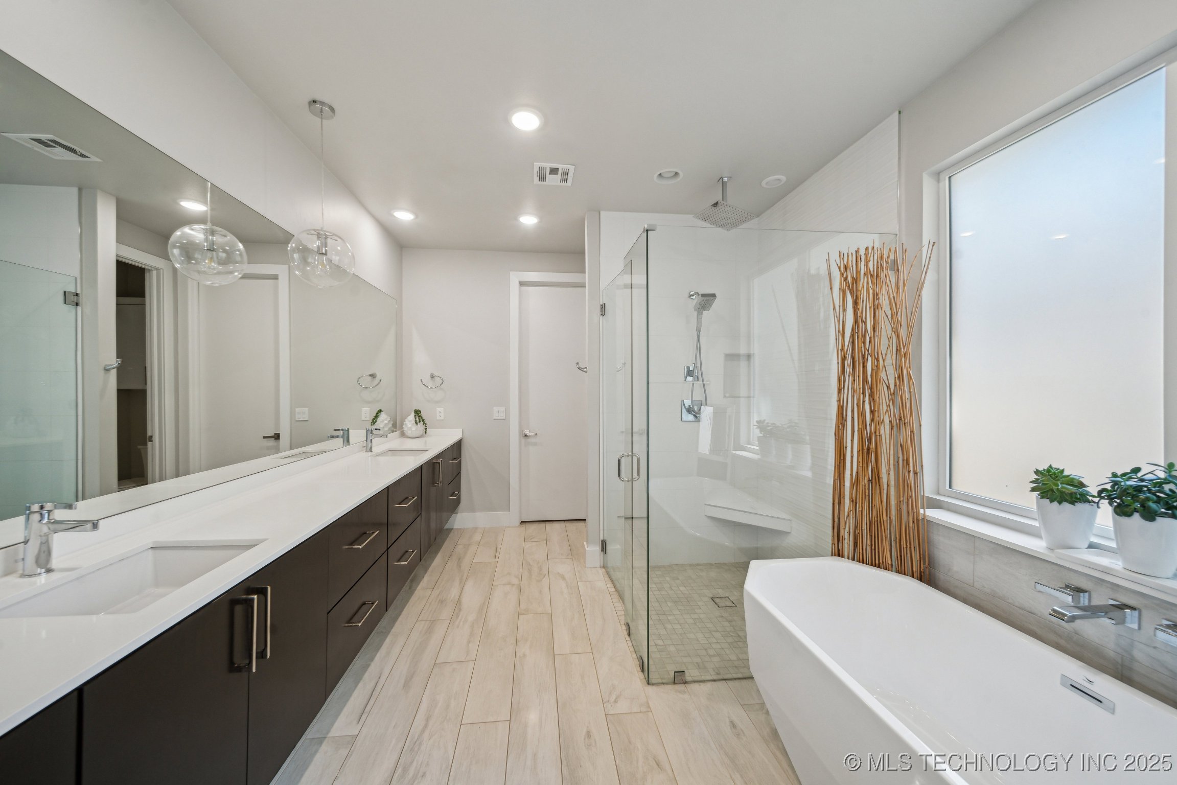 Tulsa, Oklahoma, 74105, United States, 4 Bedrooms Bedrooms, ,5 BathroomsBathrooms,Residential,For Sale,1827808