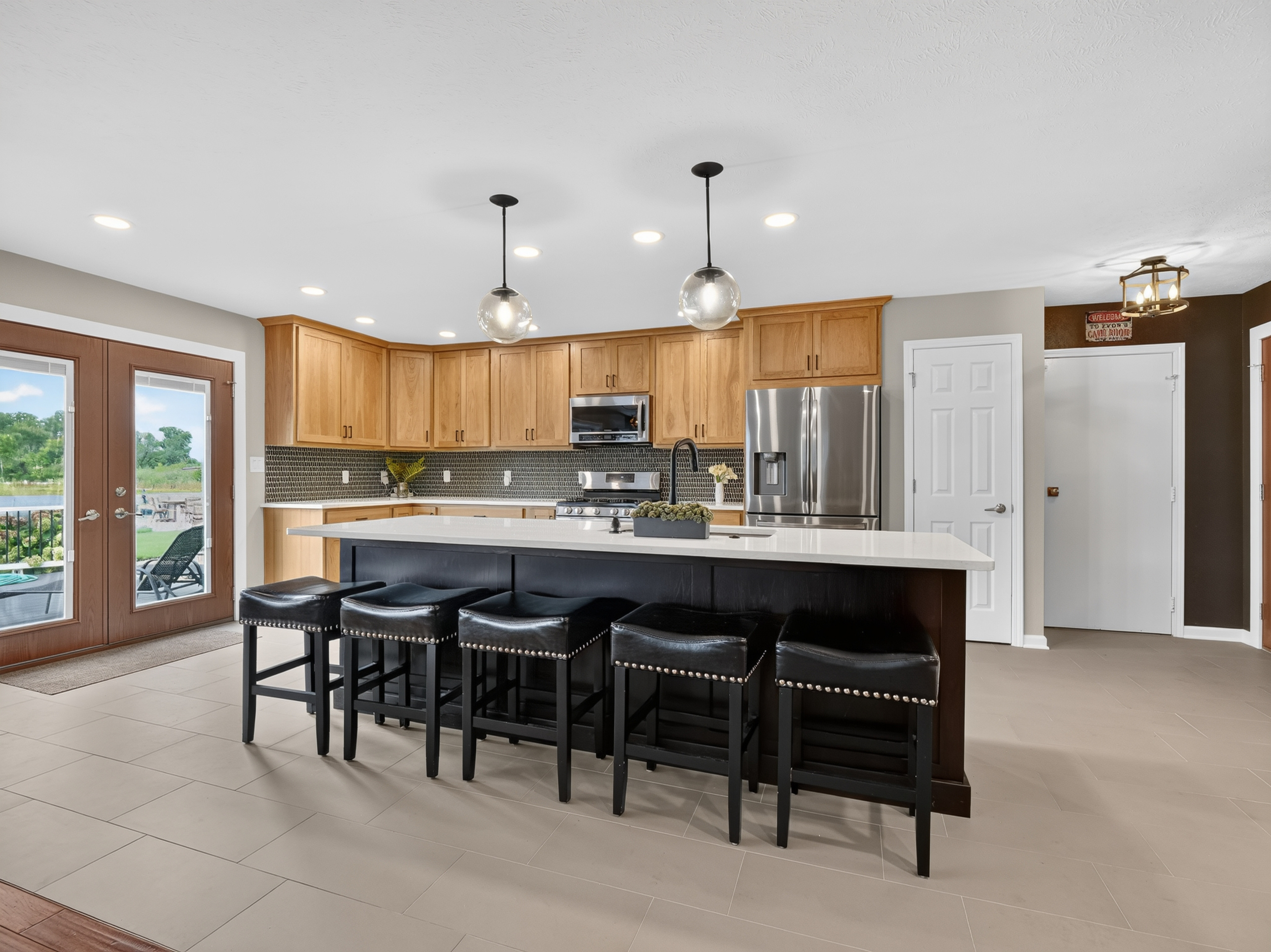  5 Bedroom Home with Lake Wawasee Channel Frontage - 物件實景