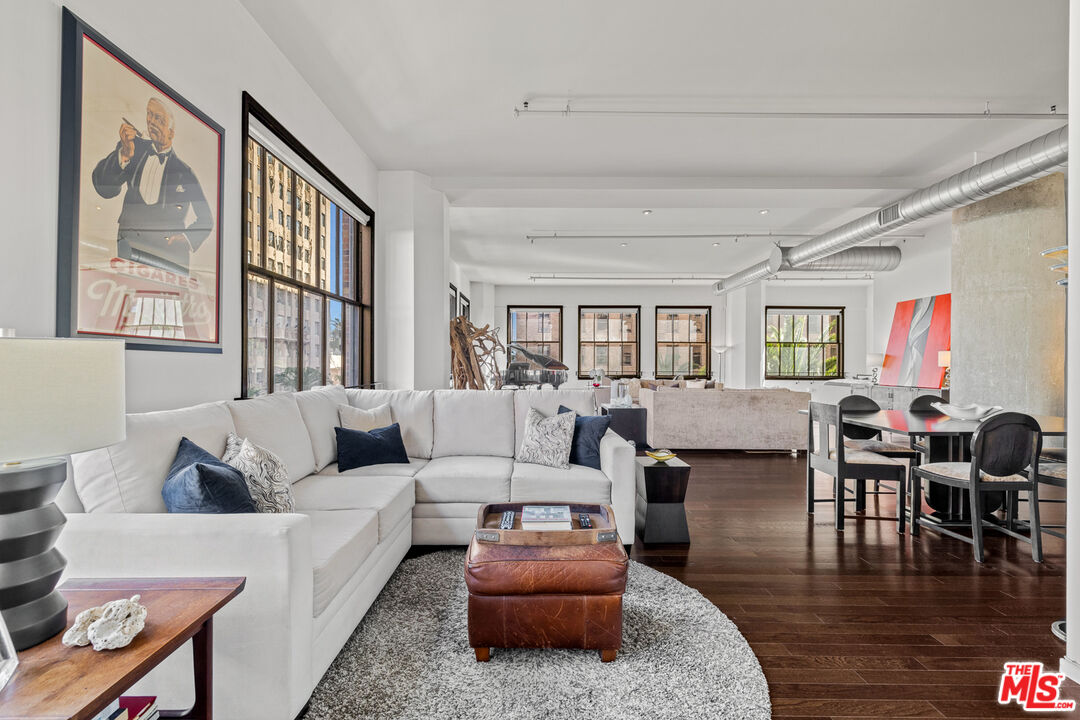 Los Angeles, California, 90028, United States, 2 Bedrooms Bedrooms, ,2 BathroomsBathrooms,Residential,For Sale,1827936