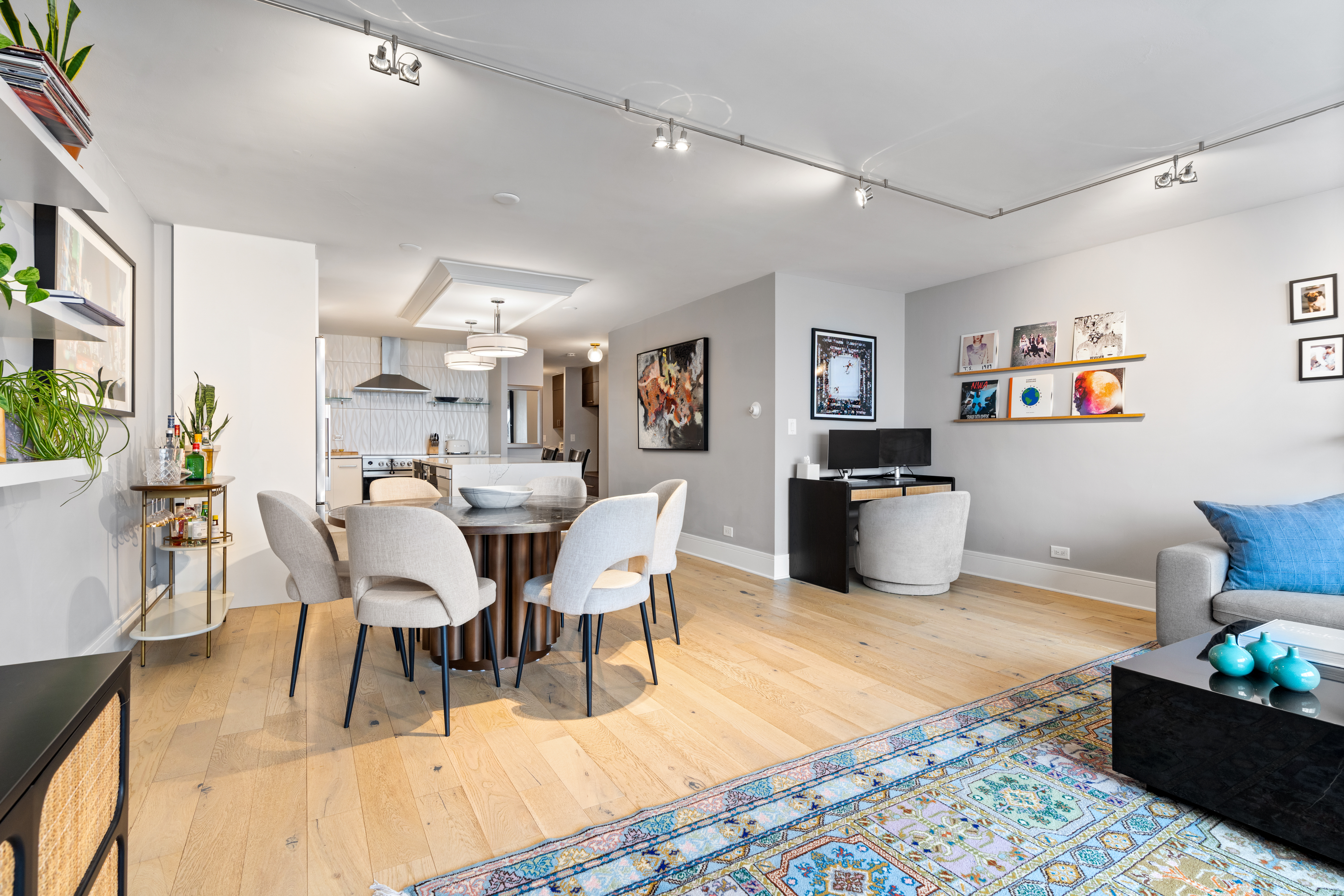  Enjoy Turnkey Lakefront Living in a Well-Established Gold Coast Building - 物件實景