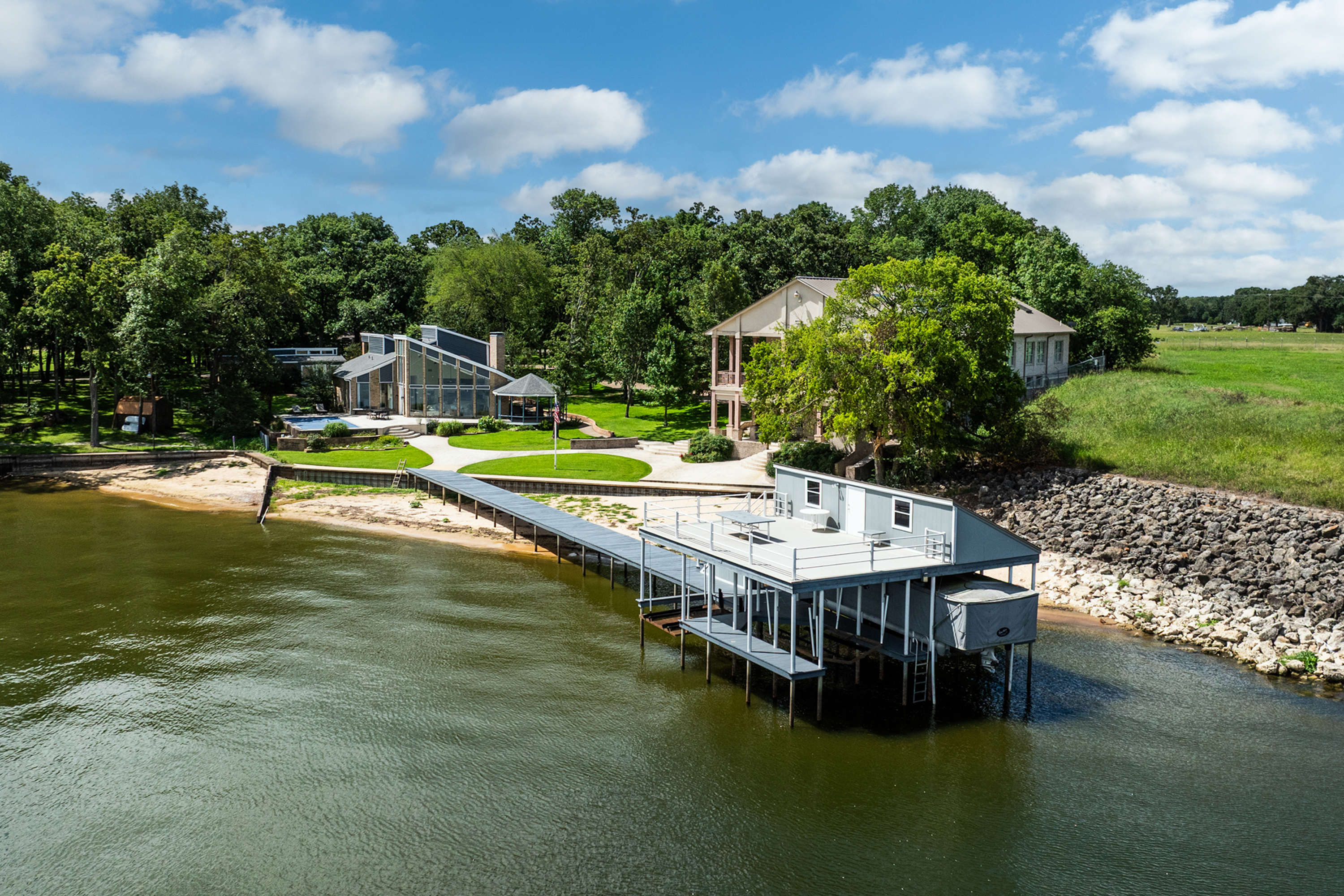  Waterfront Compound on 3.746 Acres at Cedar Creek Lake - 物件實景