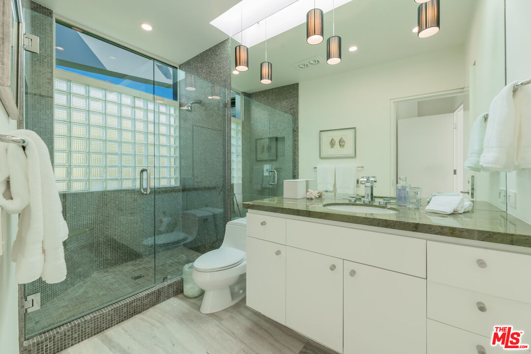 Malibu, California, 90265, United States, 4 Bedrooms Bedrooms, ,6 BathroomsBathrooms,Residential,For Sale,1912115