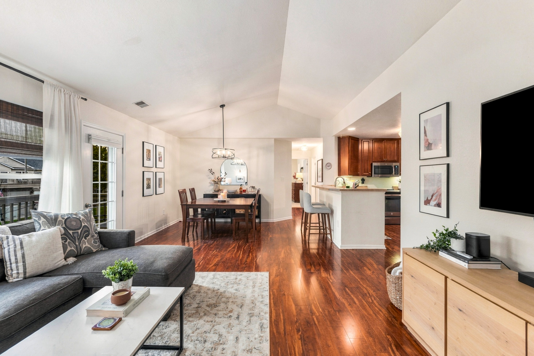  Pewaukee Condo with Scenic Pond Views & Resort Amenities - 物件實景