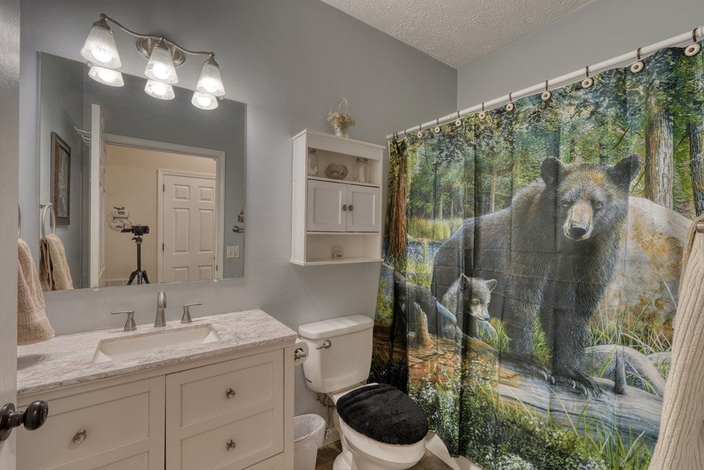 Murphy, North Carolina, 28906, United States, 3 Bedrooms Bedrooms, ,3 BathroomsBathrooms,Residential,For Sale,1902366