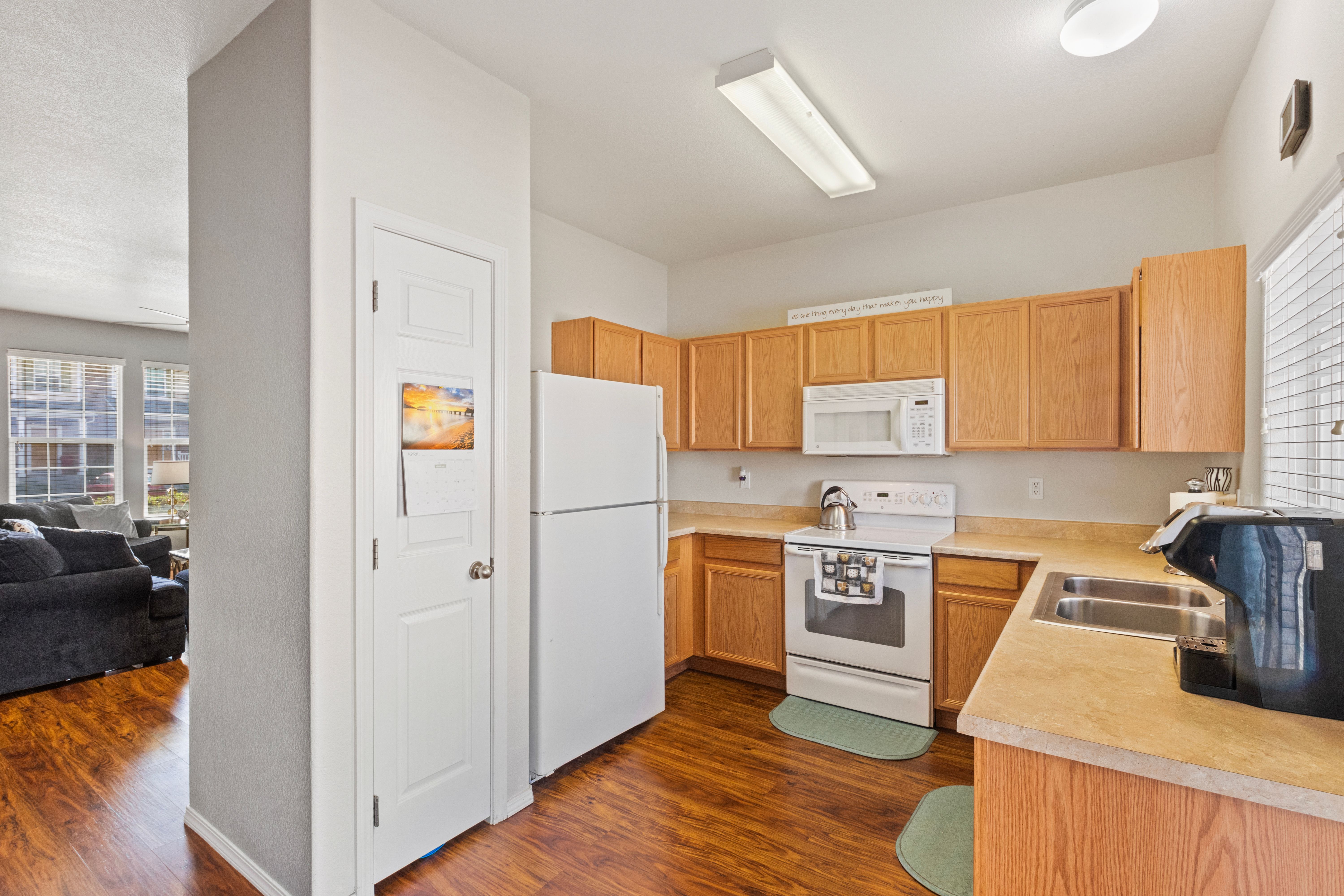  This Delightful GEM Features a Livable Floorplan with a Seamless Layout - 物件實景