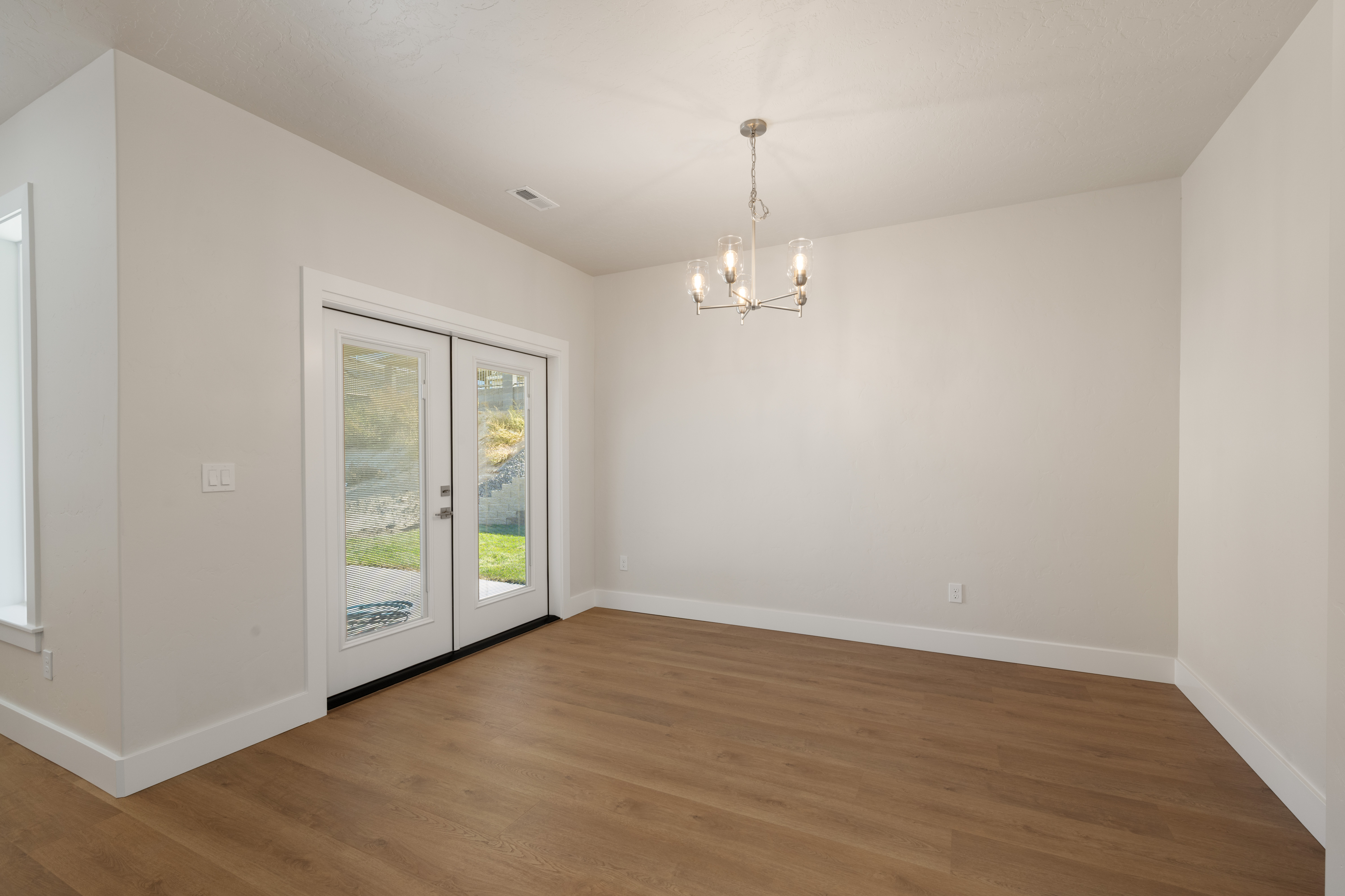  Apple Valley Gem with4 Beds and Custom Finishes - 物件實景