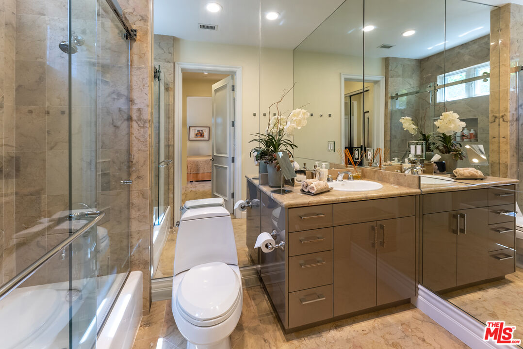 Los Angeles, California, 90077, United States, 5 Bedrooms Bedrooms, ,7 BathroomsBathrooms,Residential,For Sale,1686494