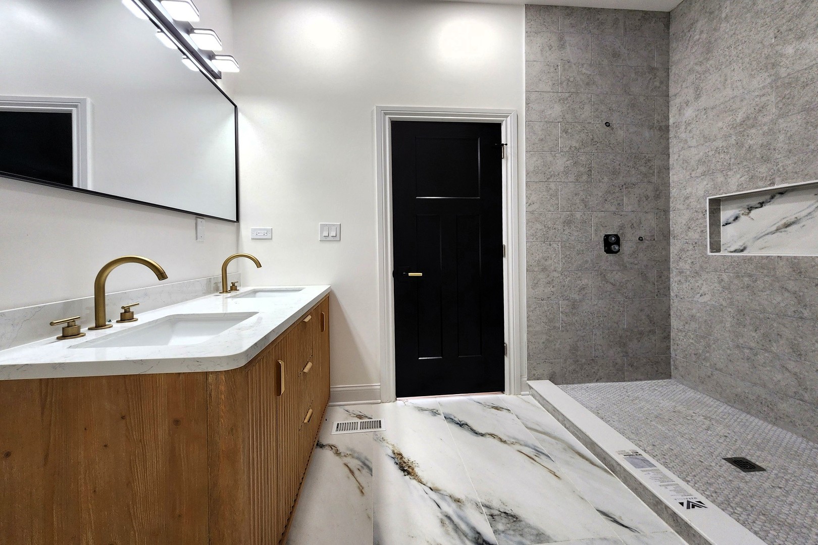 Chicago, Illinois, 60637, United States, 4 Bedrooms Bedrooms, ,4 BathroomsBathrooms,Residential,For Sale,1987996