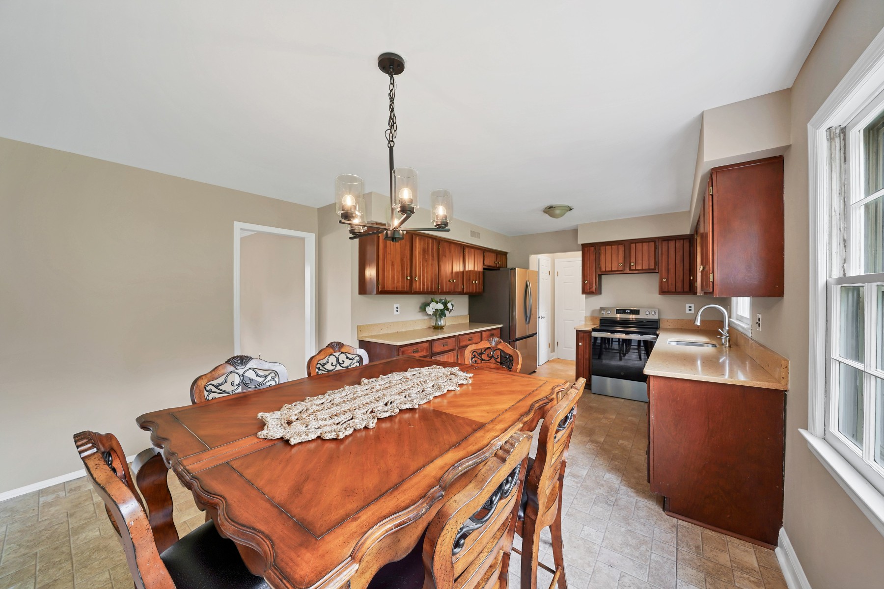  Beautifully Maintained Colonial with Expansive Backyard - 物件實景