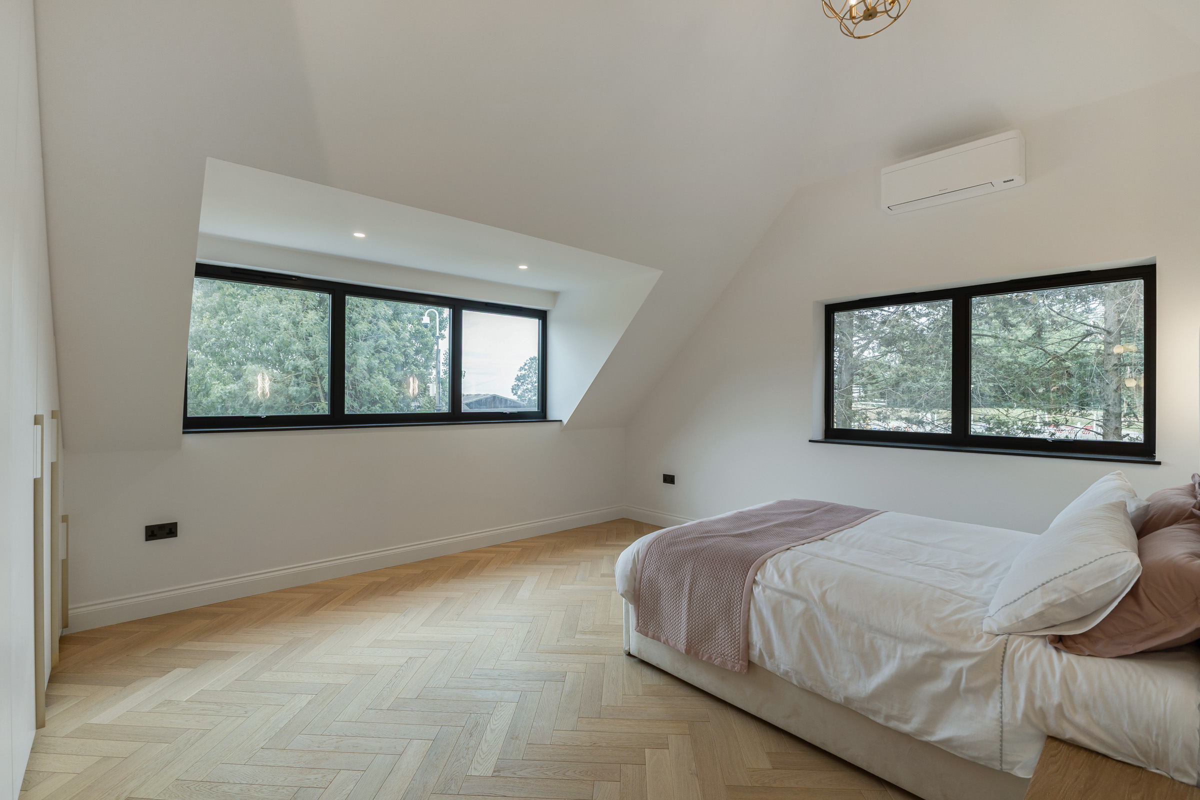  A Gated Contemporary House with an Indoor Swimming Pool - 物件實景