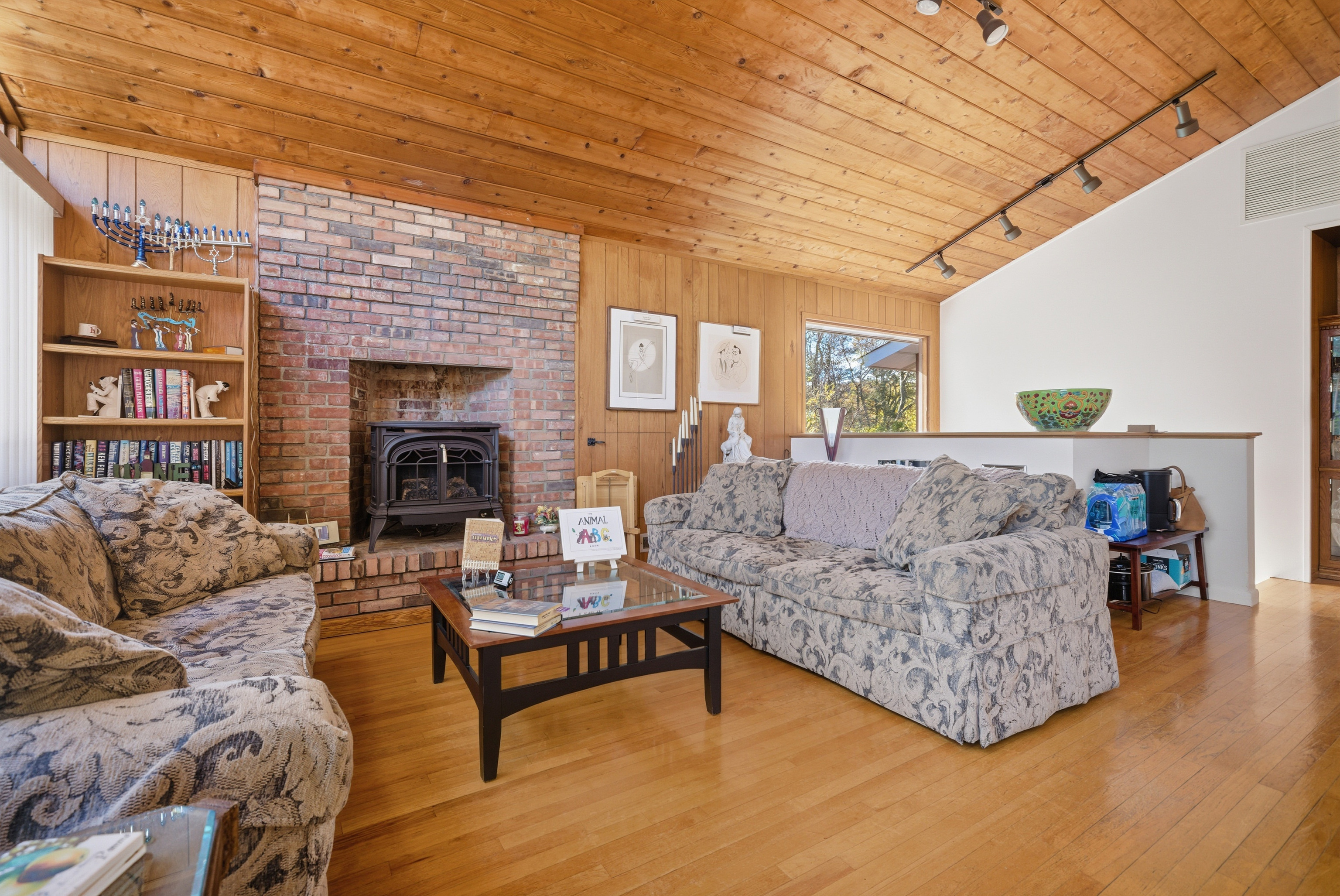 Danbury, Connecticut, 06810, United States, 4 Bedrooms Bedrooms, ,2 BathroomsBathrooms,Residential,For Sale,1988072