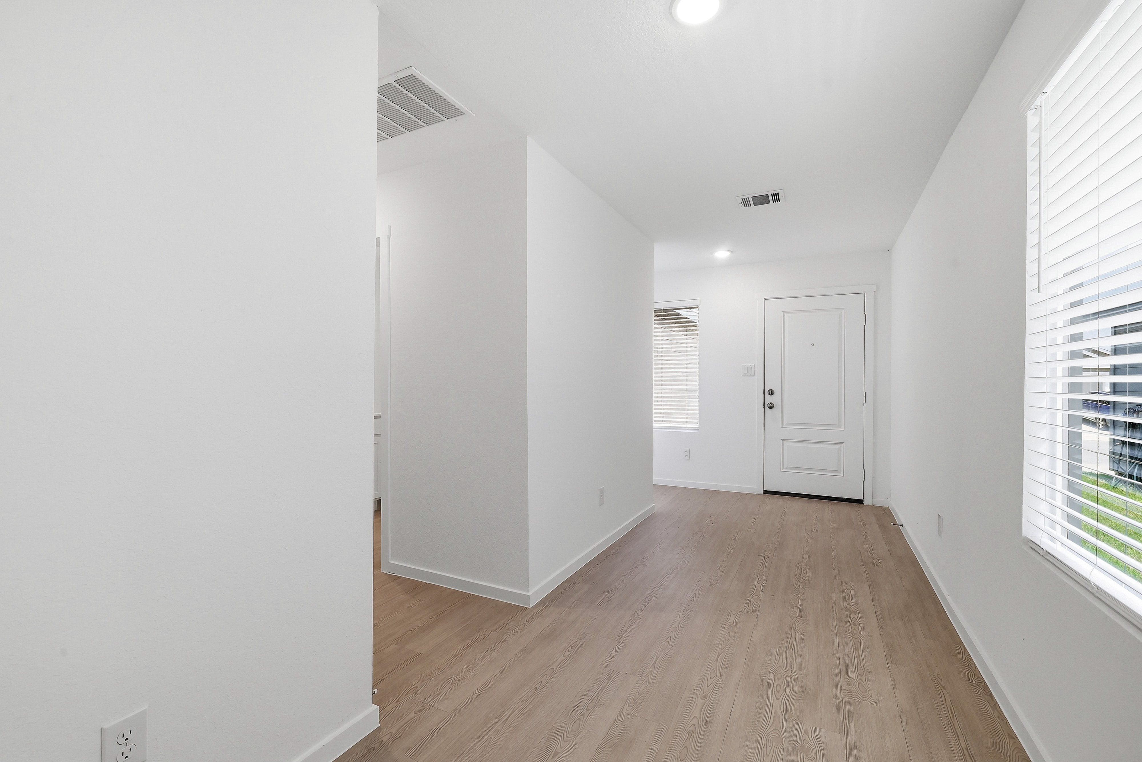  Like-New Home with Upgrades Included - 物件實景