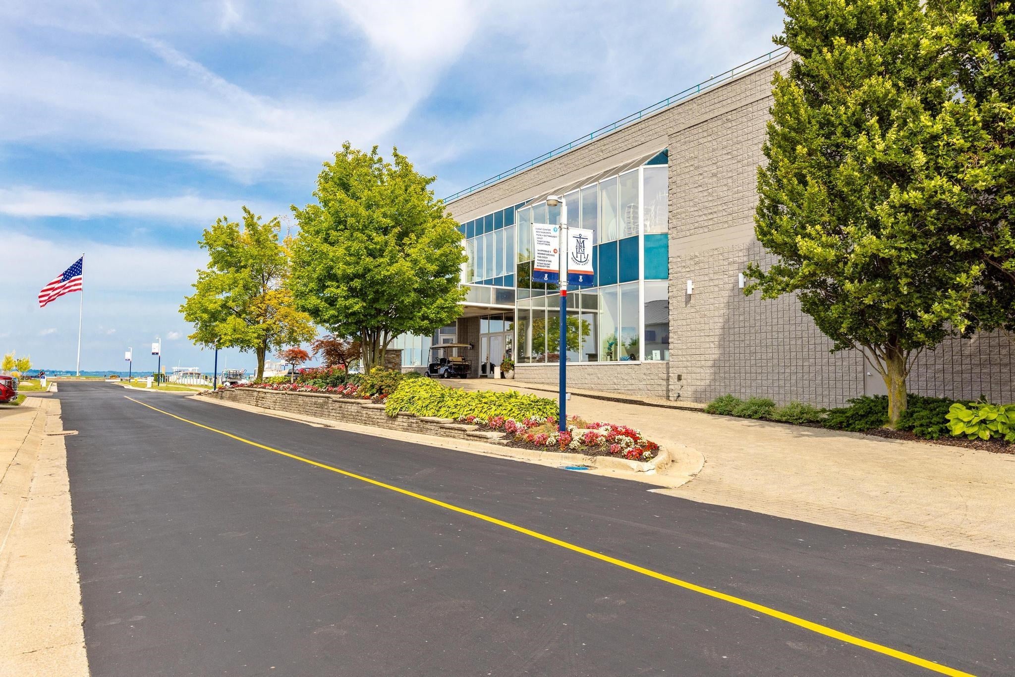 Harrison Twp, Michigan, 48045, United States, 2 Bedrooms Bedrooms, ,3 BathroomsBathrooms,Residential,For Sale,1979598