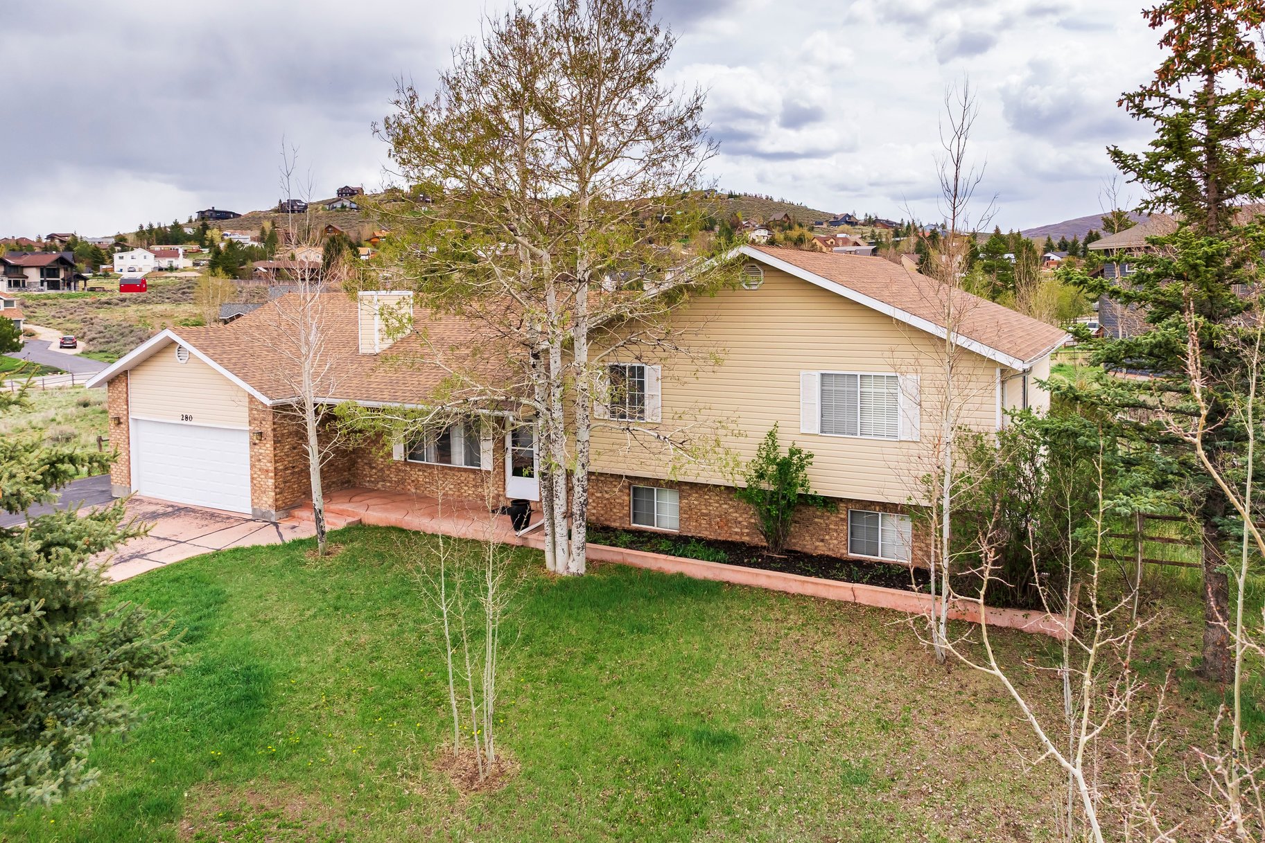  2 Acres  1,800 SF Barn  Minimal HOA  Park City School District — Bring Your V - 物件實景