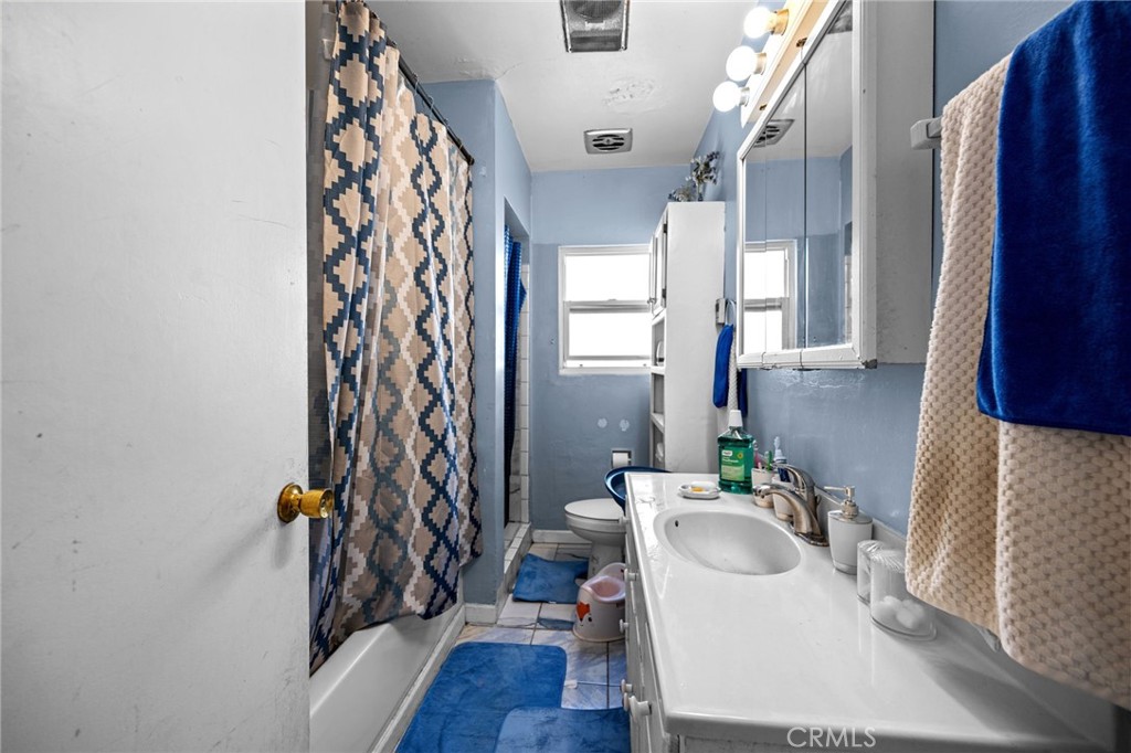 Los Angeles, California, 90044, United States, 3 Bedrooms Bedrooms, ,1 BathroomBathrooms,Residential,For Sale,1937466
