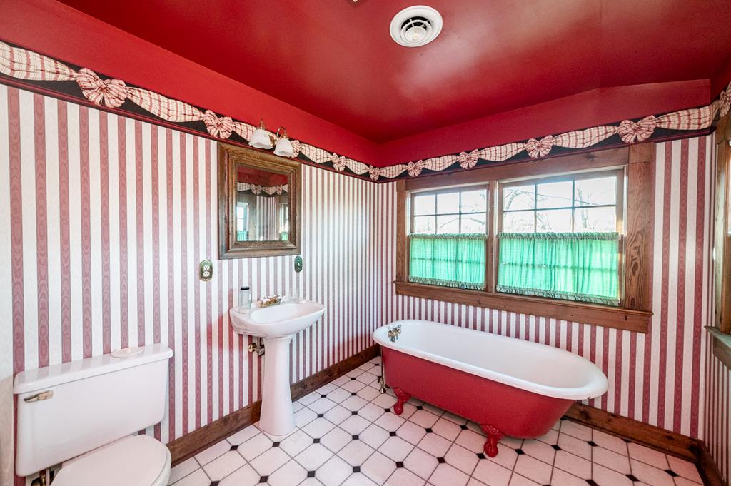 Gladstone, Virginia, 24553, United States, 2 Bedrooms Bedrooms, ,3 BathroomsBathrooms,Residential,For Sale,1801493