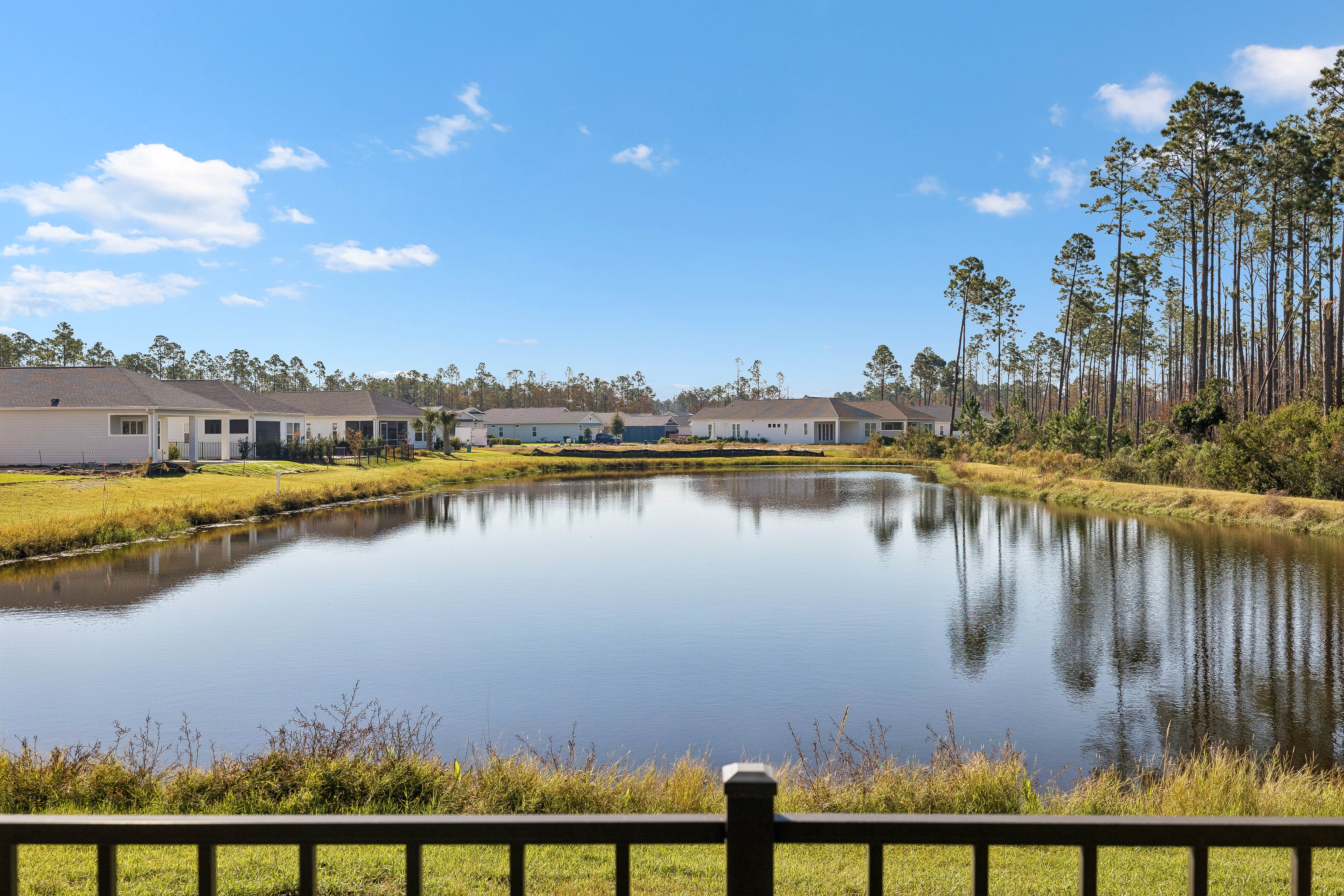  Refined Single-Level Living with Tranquil Pond Views - 物件實景