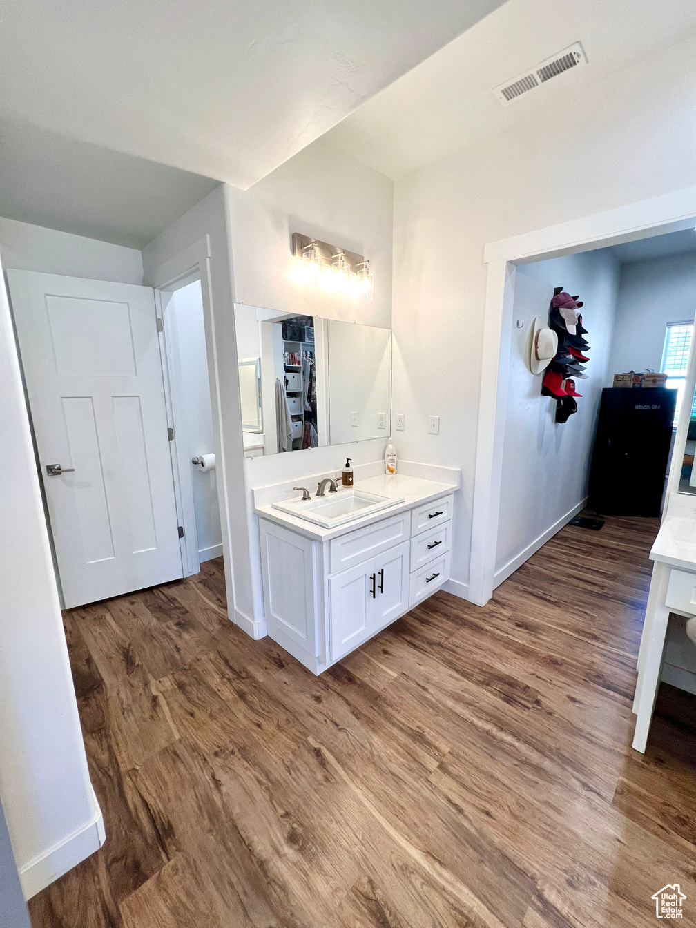 Elsinore, Utah, 84724, United States, 6 Bedrooms Bedrooms, ,4 BathroomsBathrooms,Residential,For Sale,1796854