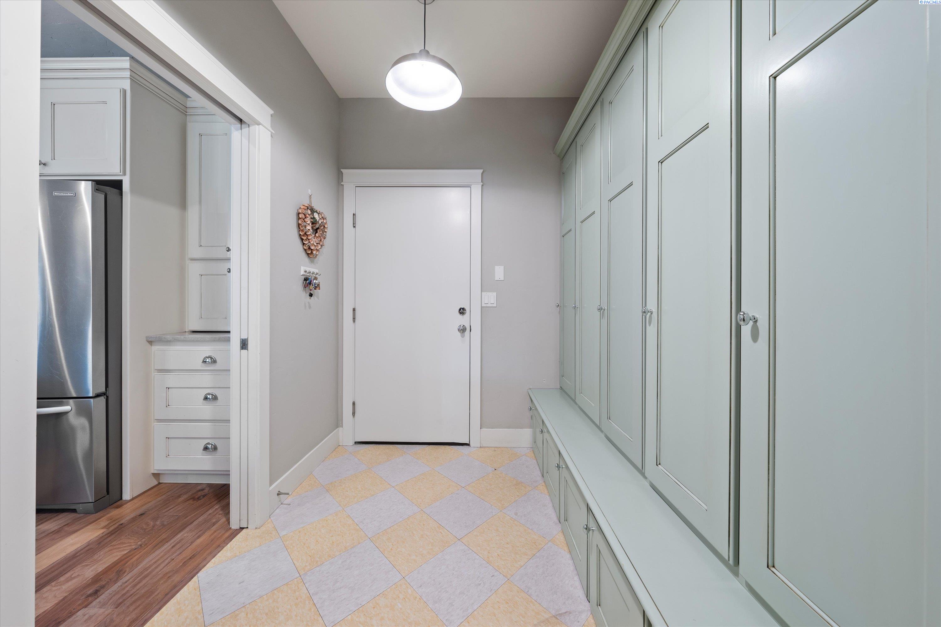 Richland, Washington, 99352, United States, 5 Bedrooms Bedrooms, ,3 BathroomsBathrooms,Residential,For Sale,1987518