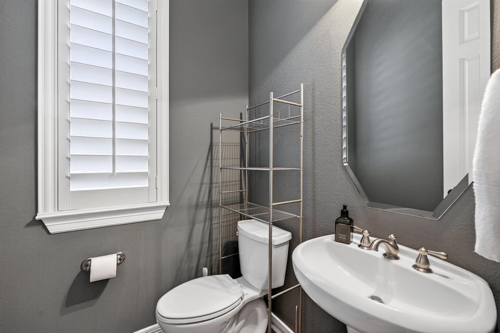 Dallas, Texas, 75219, United States, 2 Bedrooms Bedrooms, ,3 BathroomsBathrooms,Residential,For Sale,1996235