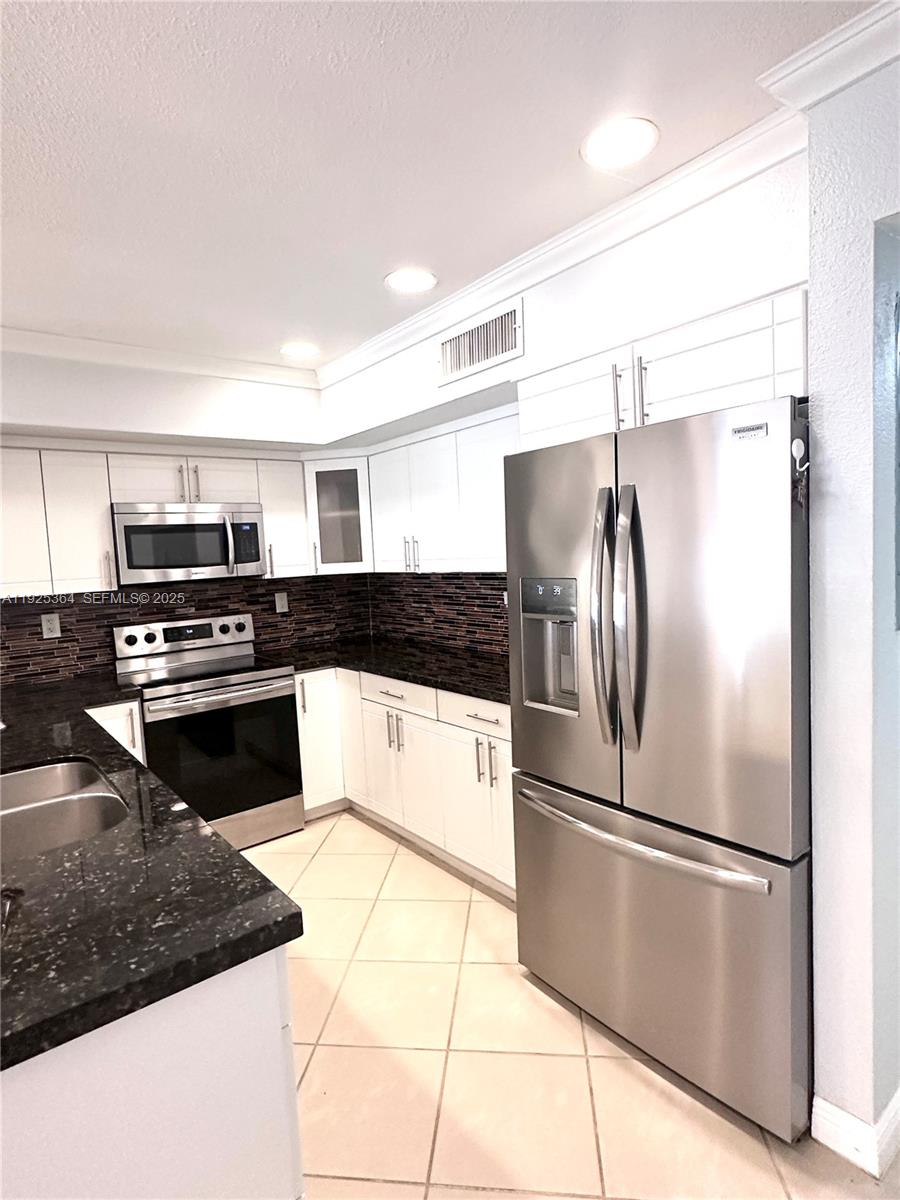 Miami Lakes, Florida, 33014, United States, 2 Bedrooms Bedrooms, ,2 BathroomsBathrooms,Residential,For Sale,2003044