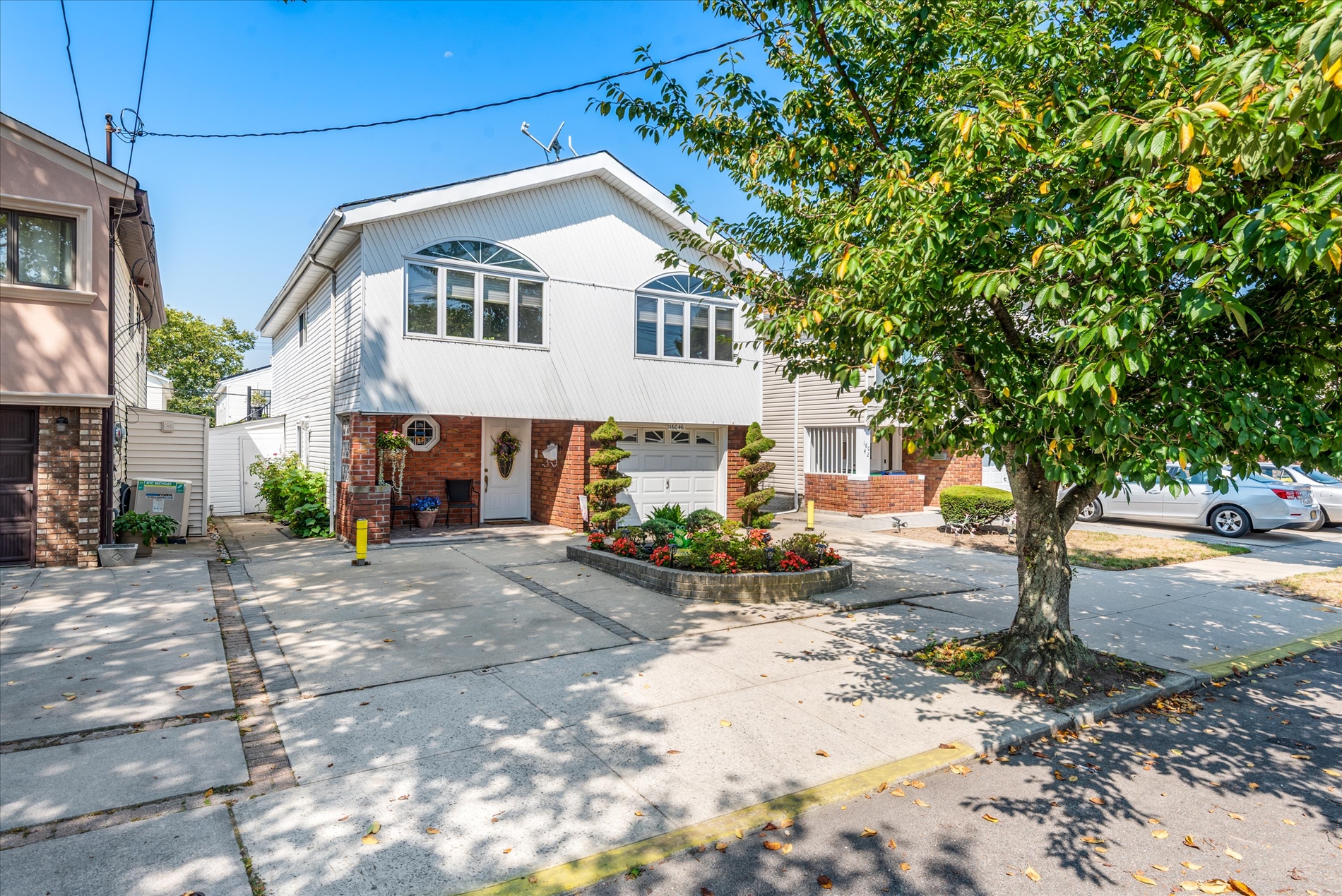 Howard Beach, New York, 11414, United States, 4 Bedrooms Bedrooms, ,2 BathroomsBathrooms,Residential,For Sale,1916184