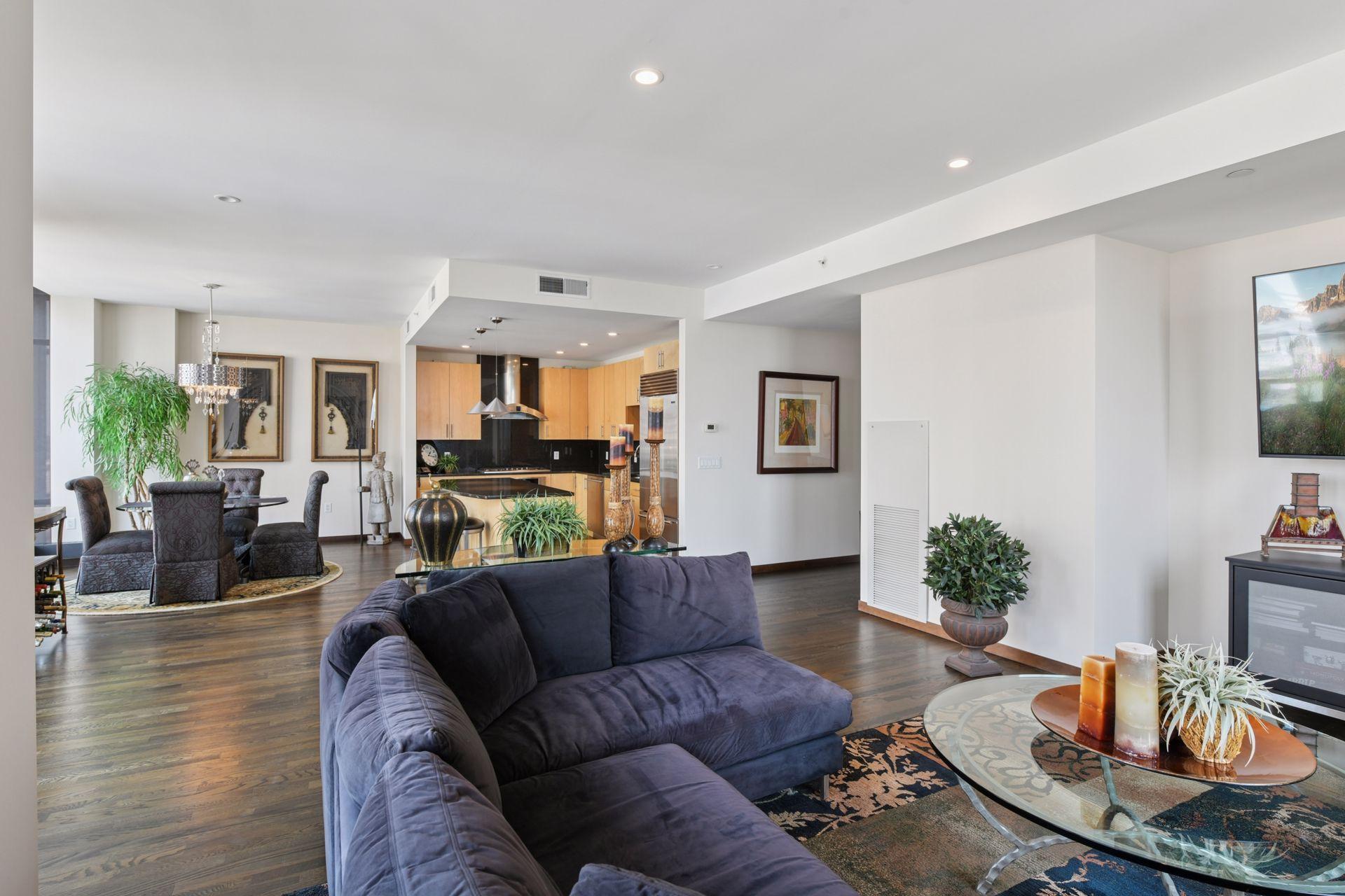 Minneapolis, Minnesota, 55403, United States, 2 Bedrooms Bedrooms, ,1 BathroomBathrooms,Residential,For Sale,1919843