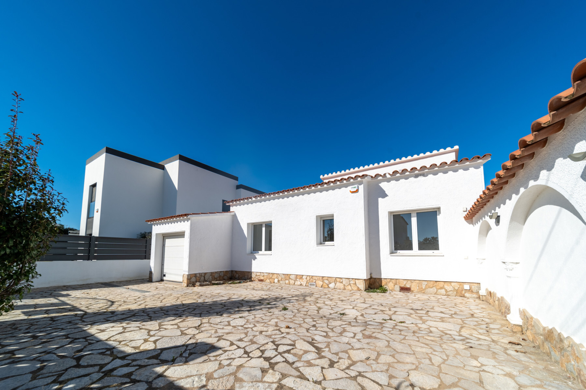  Renovated house on the wide canal with swimming pool. - 物件實景