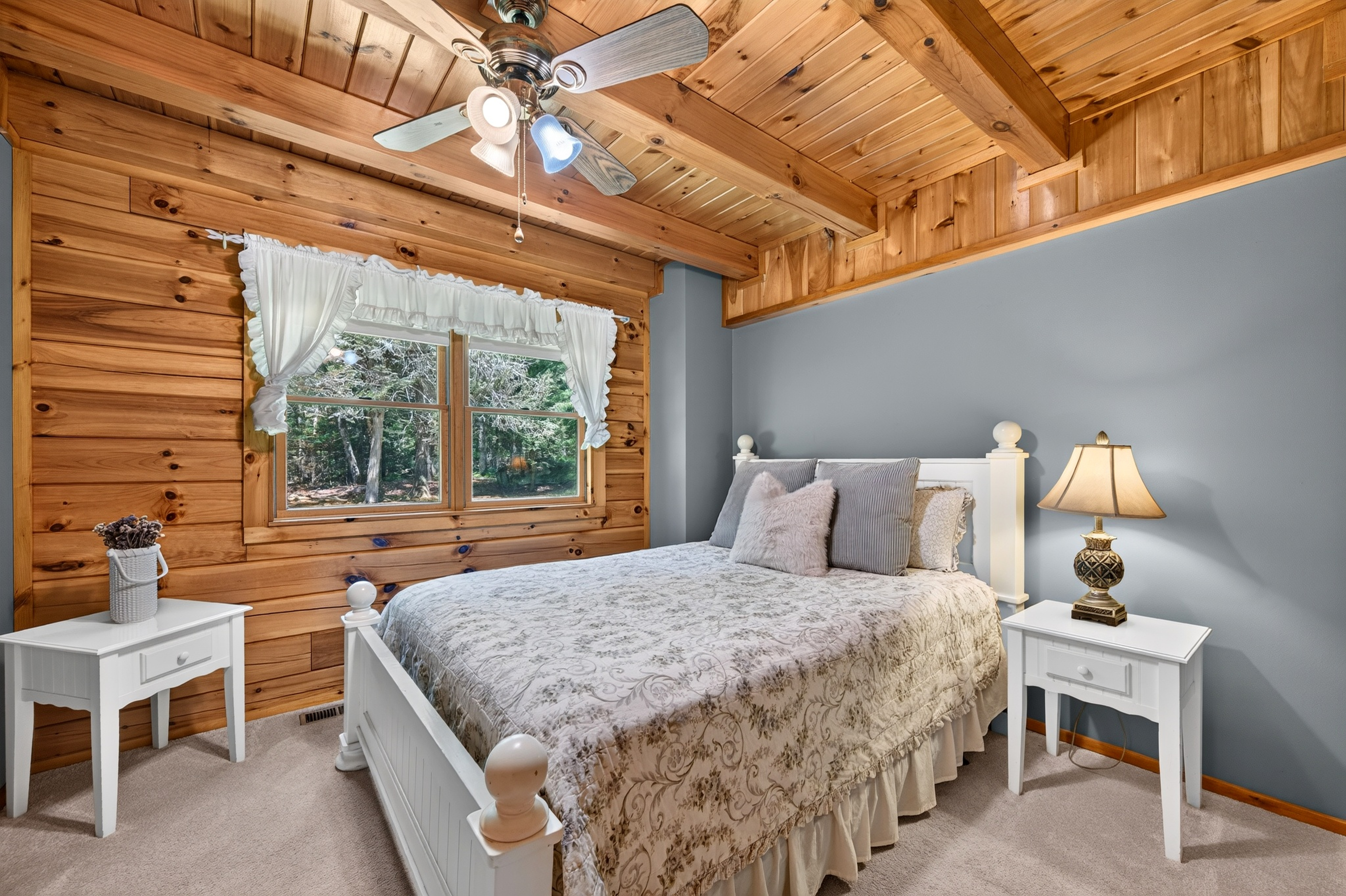  Tucked within four private, tranquil acres, this charming rustic log home offers - 物件實景